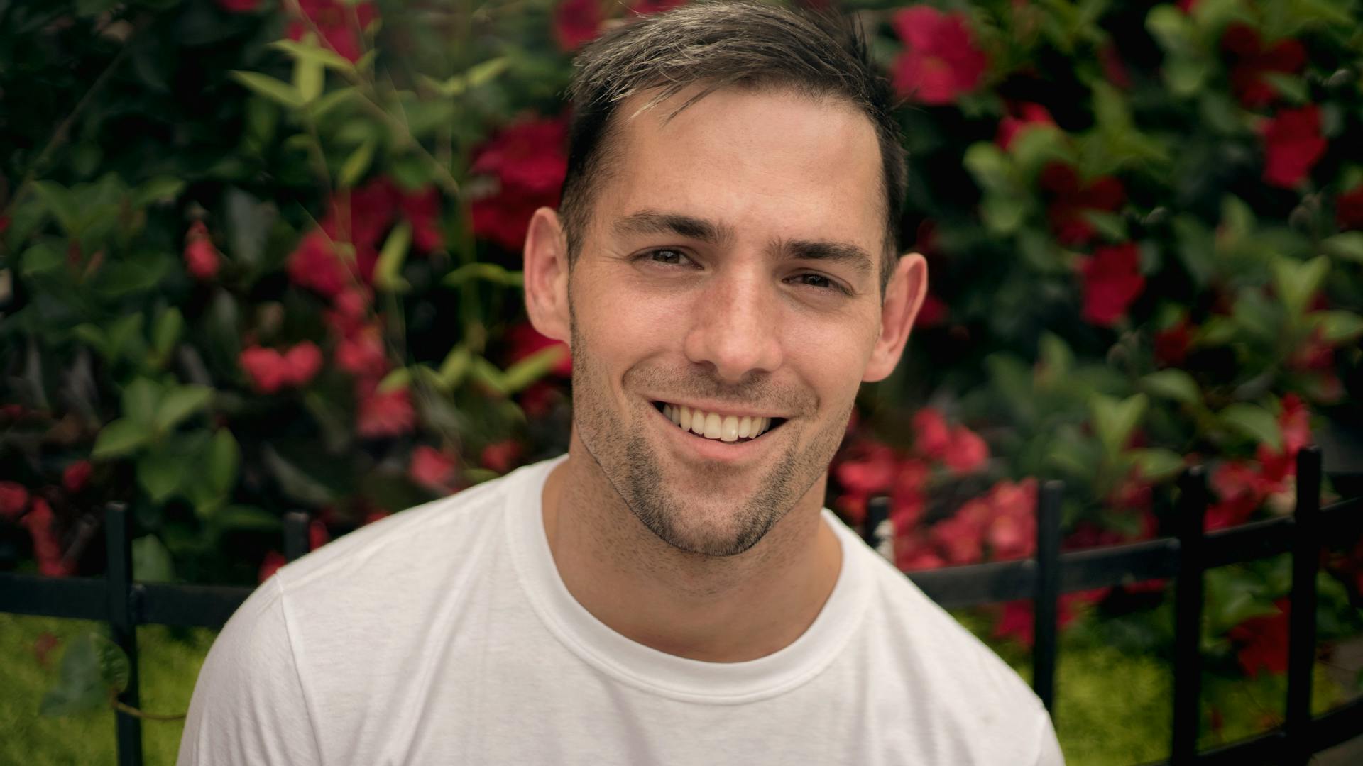 A smiling man in a white t-shirt | Source: Pexels