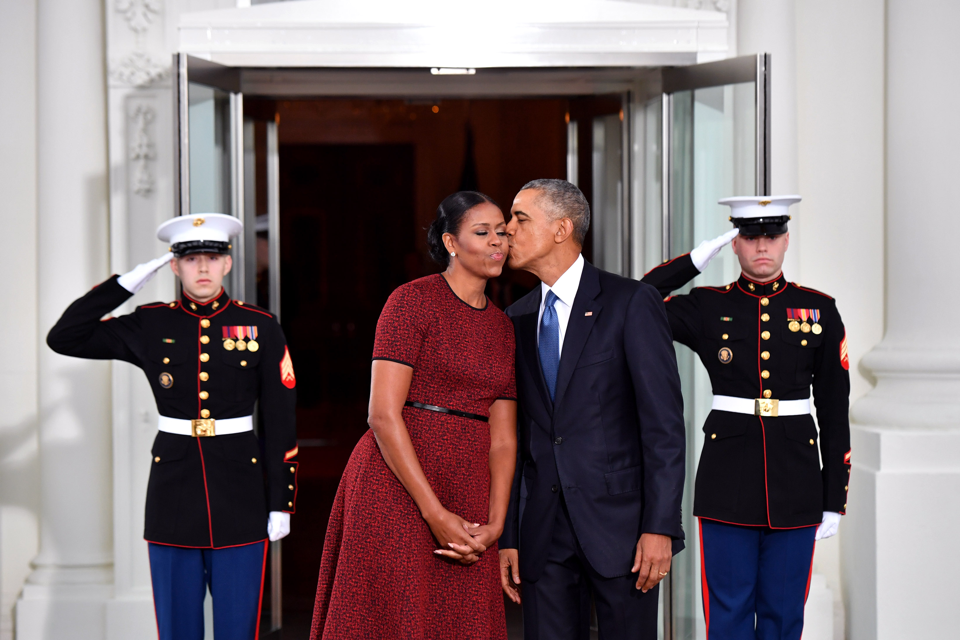 Barack Obama giving a kiss to Michelle Obama before the arrival of President Donald Trump and Melania Trump at the White House on January 20, 2017, in Washington, D.C. | Source: Getty Images