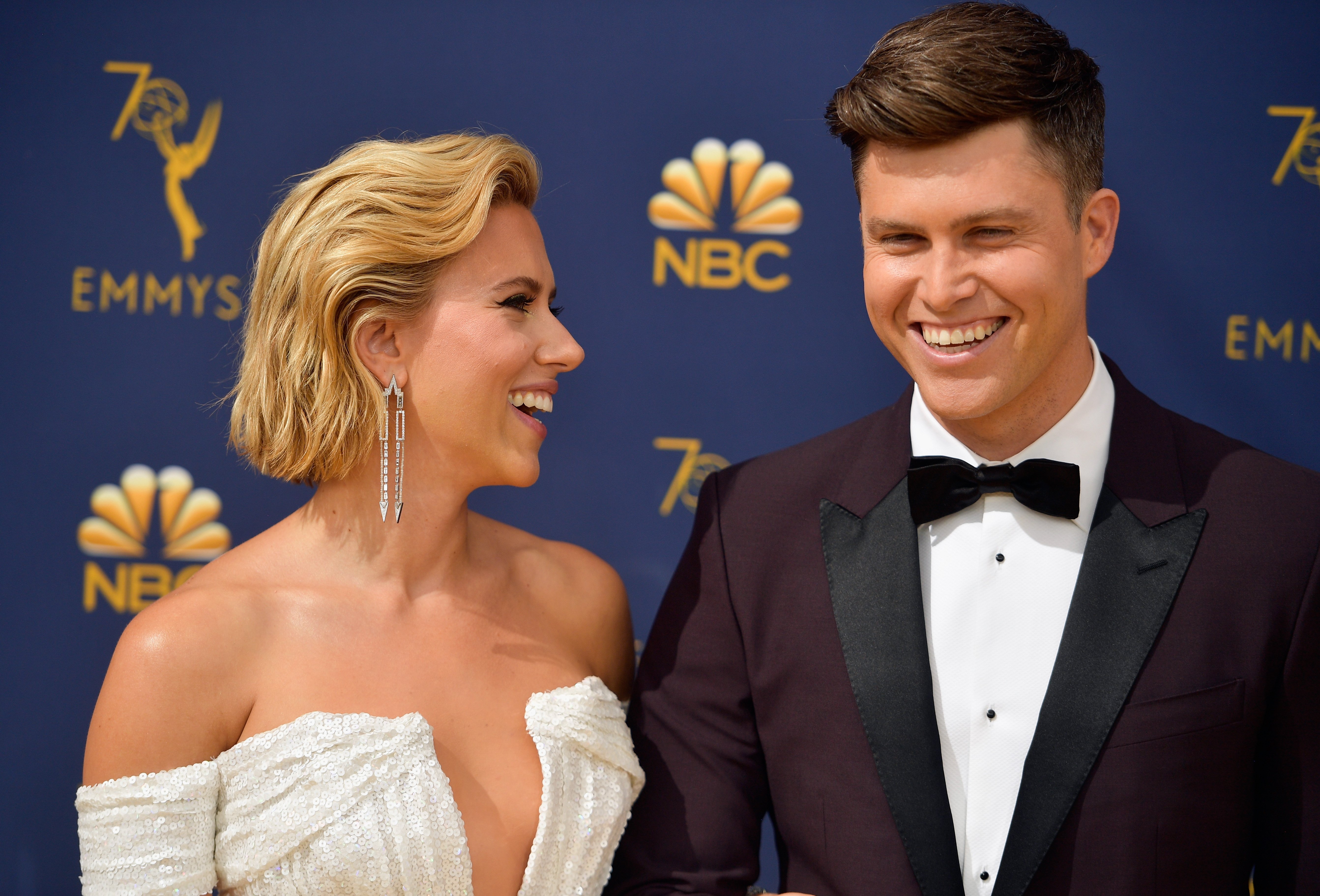 Scarlett Johansson und Colin Jost nehmen am 17. September 2018 an den 70. Emmy Awards im Microsoft Theater in Los Angeles, Kalifornien, teil. | Quelle: Getty Images