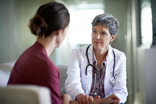 A doctor talking to a lady.| Photo: Getty Images.