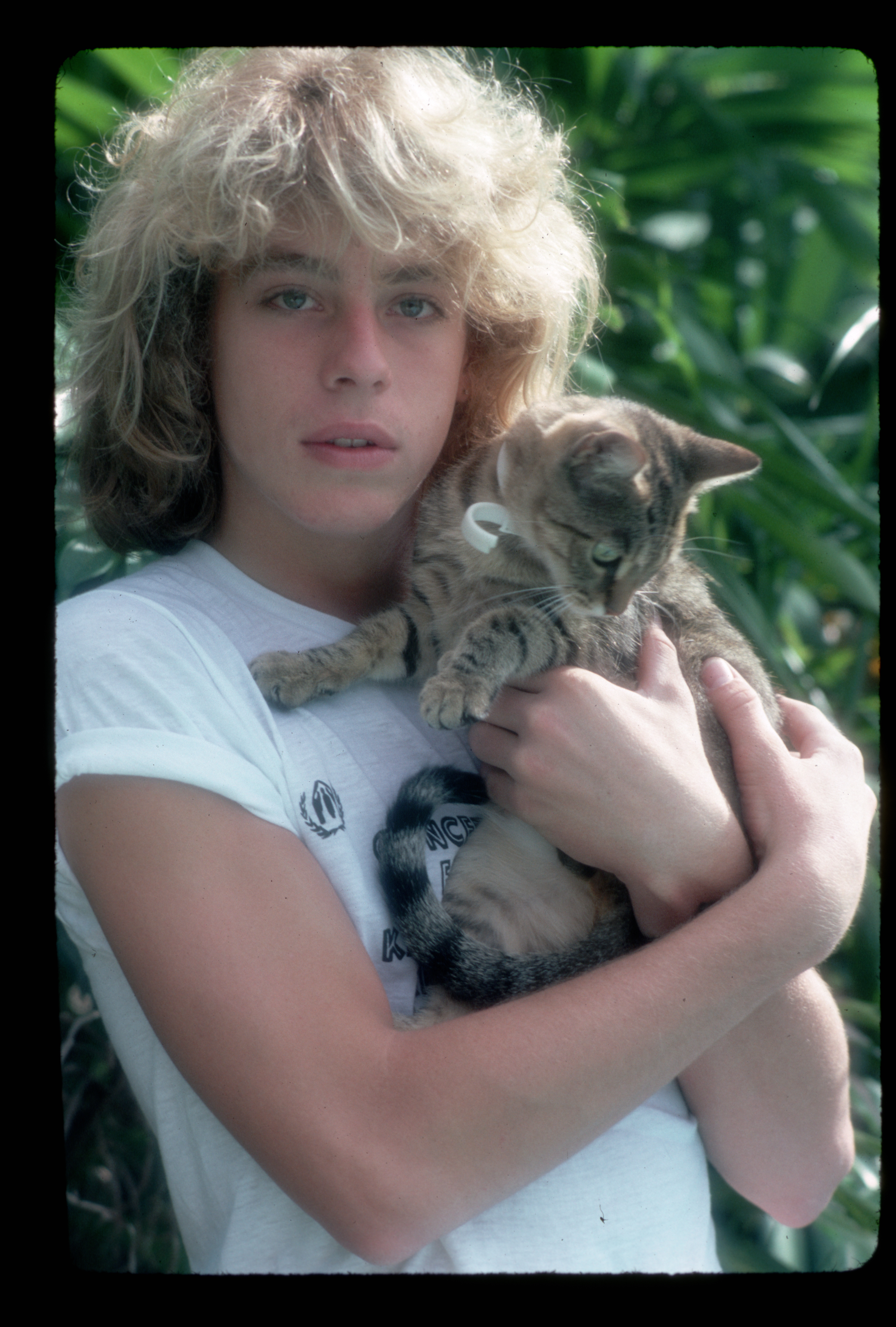 The singer posing while holding a cat on January 1, 1980 | Source: Getty Images