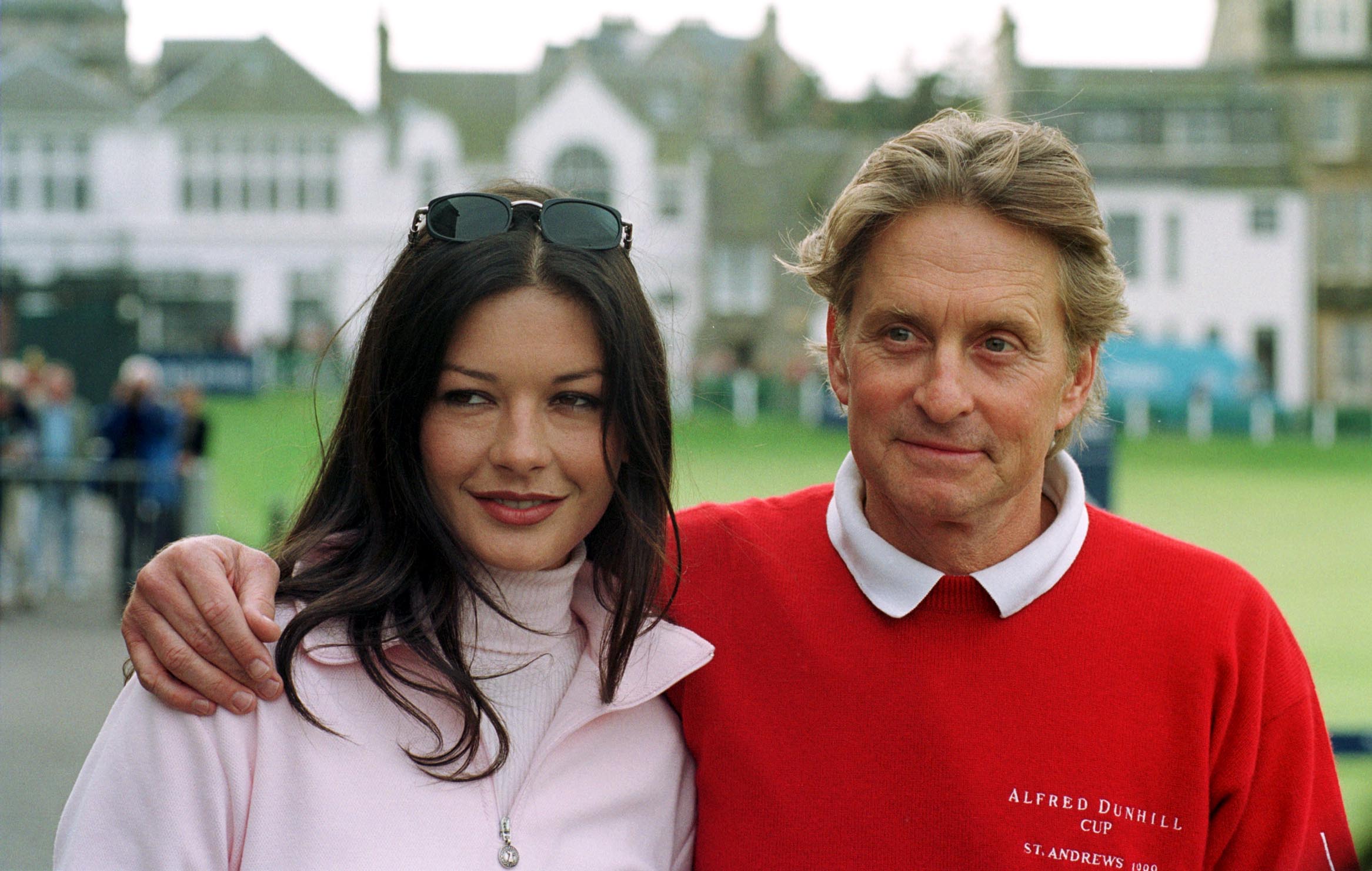 Catherine Zeta-Jones and Michael Douglas relax on St. Andrews Golf Course where Mr. Douglas takes part in the Alfred Dunhill Cup celebrity tournament in June 2000 | Source: Getty Images