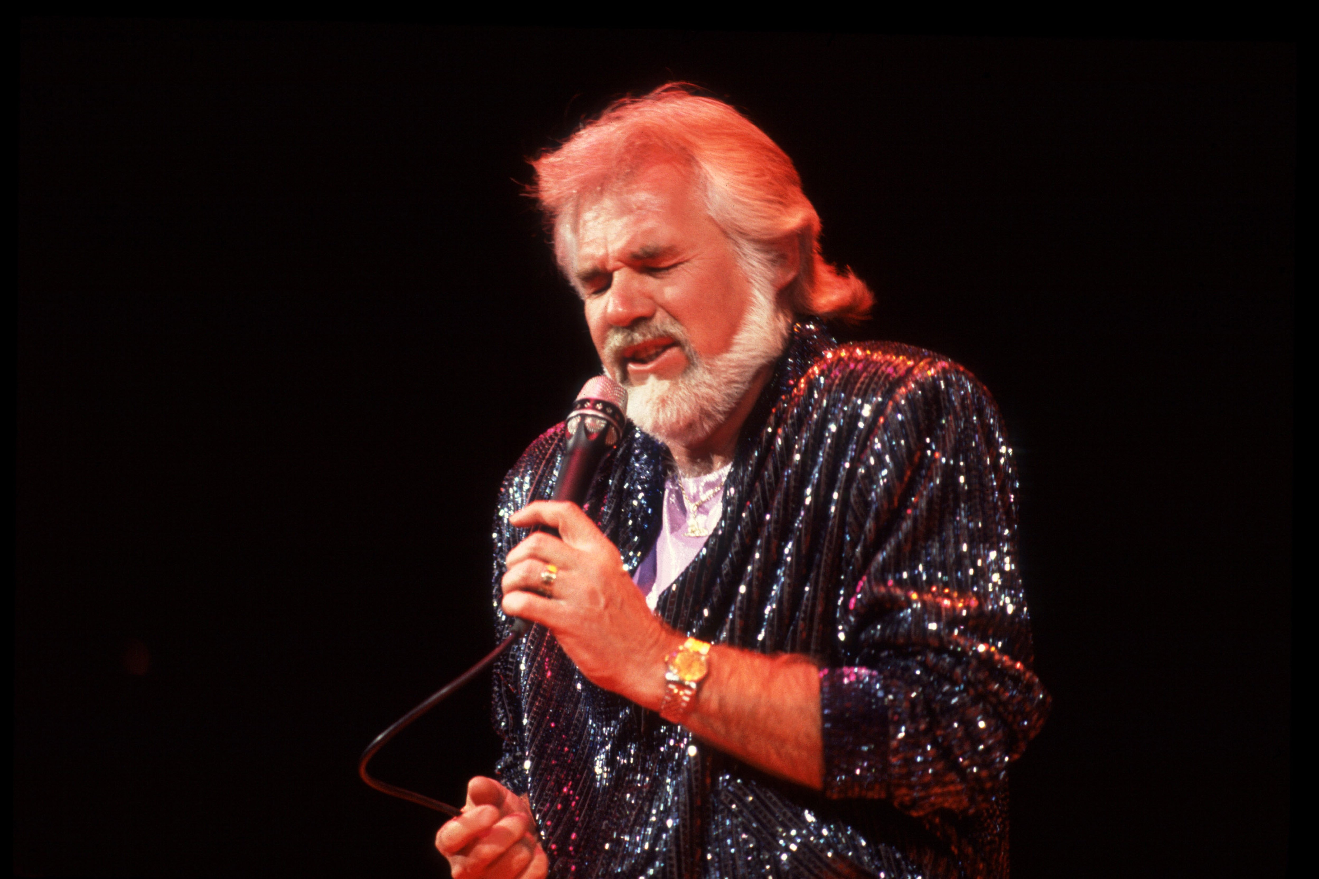 Kenny Rogers performs at the Rosemont Horizon (later renamed the Allstate Arena), Rosemont, Illinois, March 22, 1985. | Source: Getty Images