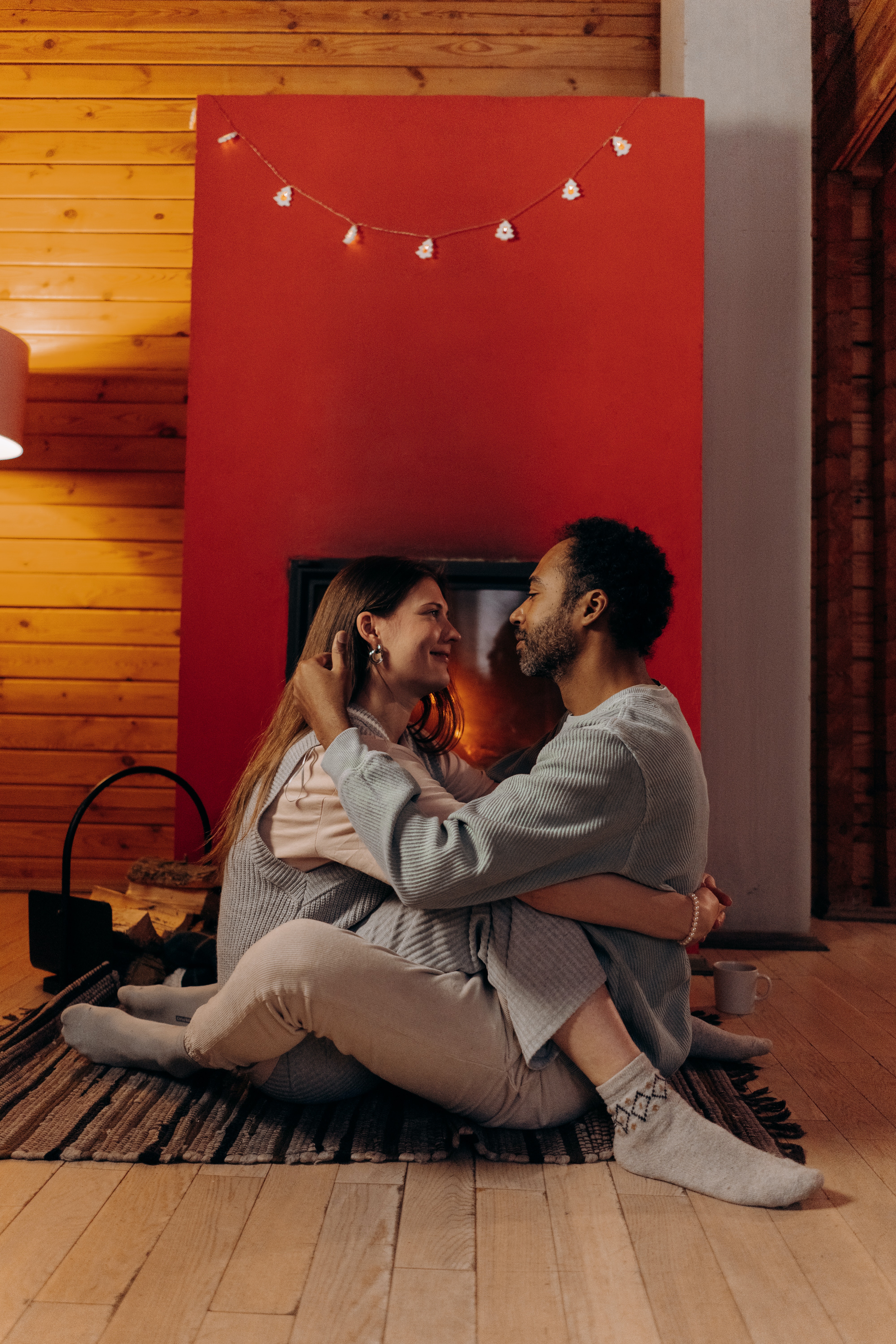 A couple sitting in front of a fire. | Source: Pexels
