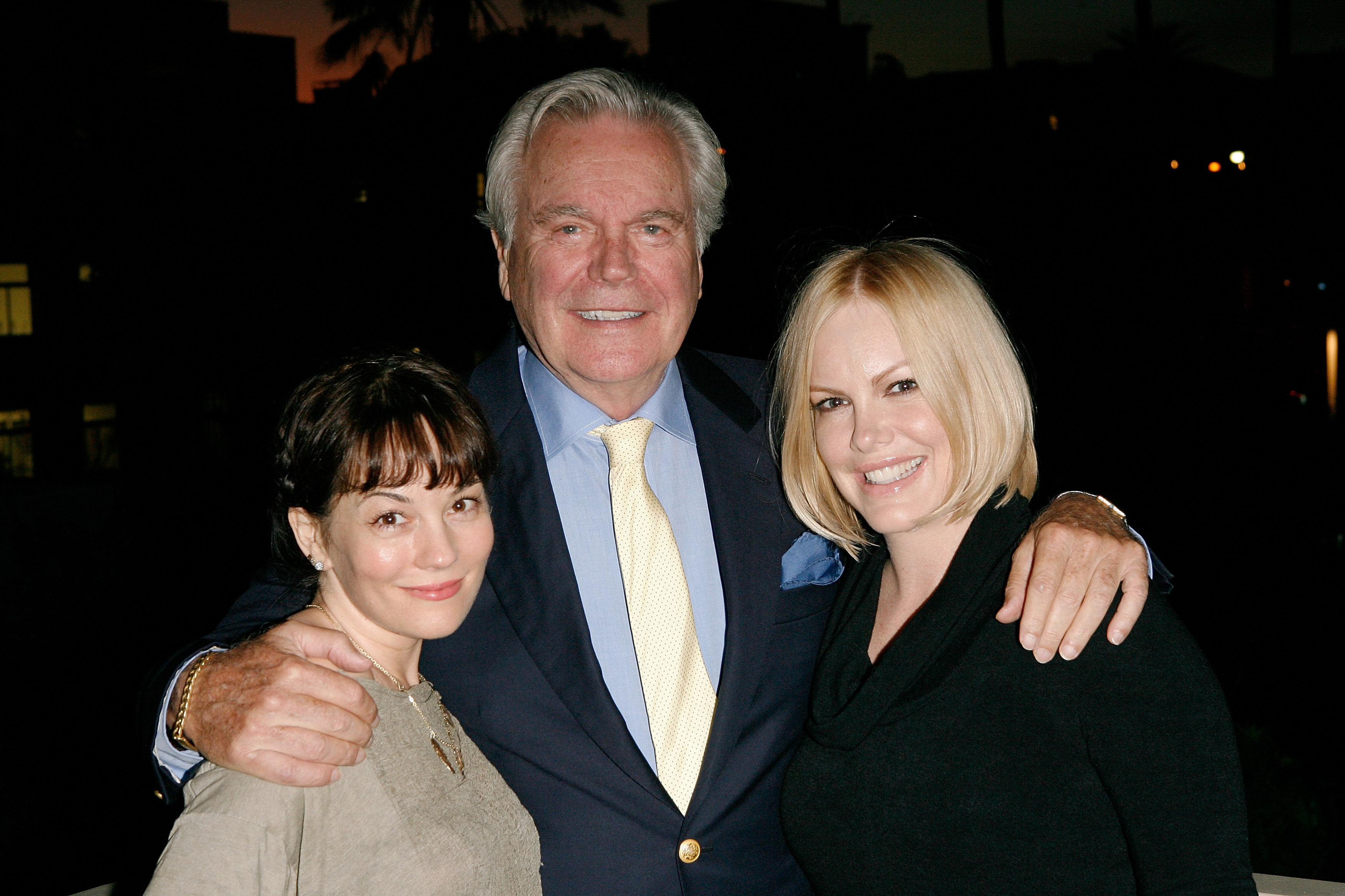 Robert Wagner with his daughters Katie and Natasha in California in 2008 | Source: Getty Images