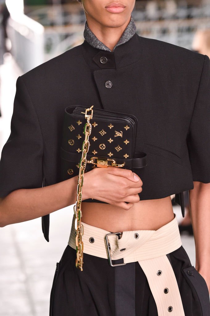 Janaye Furman, responsable des sacs, sur la piste lors du défilé Louis Vuitton Vêtement Femme Printemps/Été 2021 dans le cadre de la Semaine de la mode à Paris le 06 octobre 2020 à Paris, France. | Photo : Getty Images