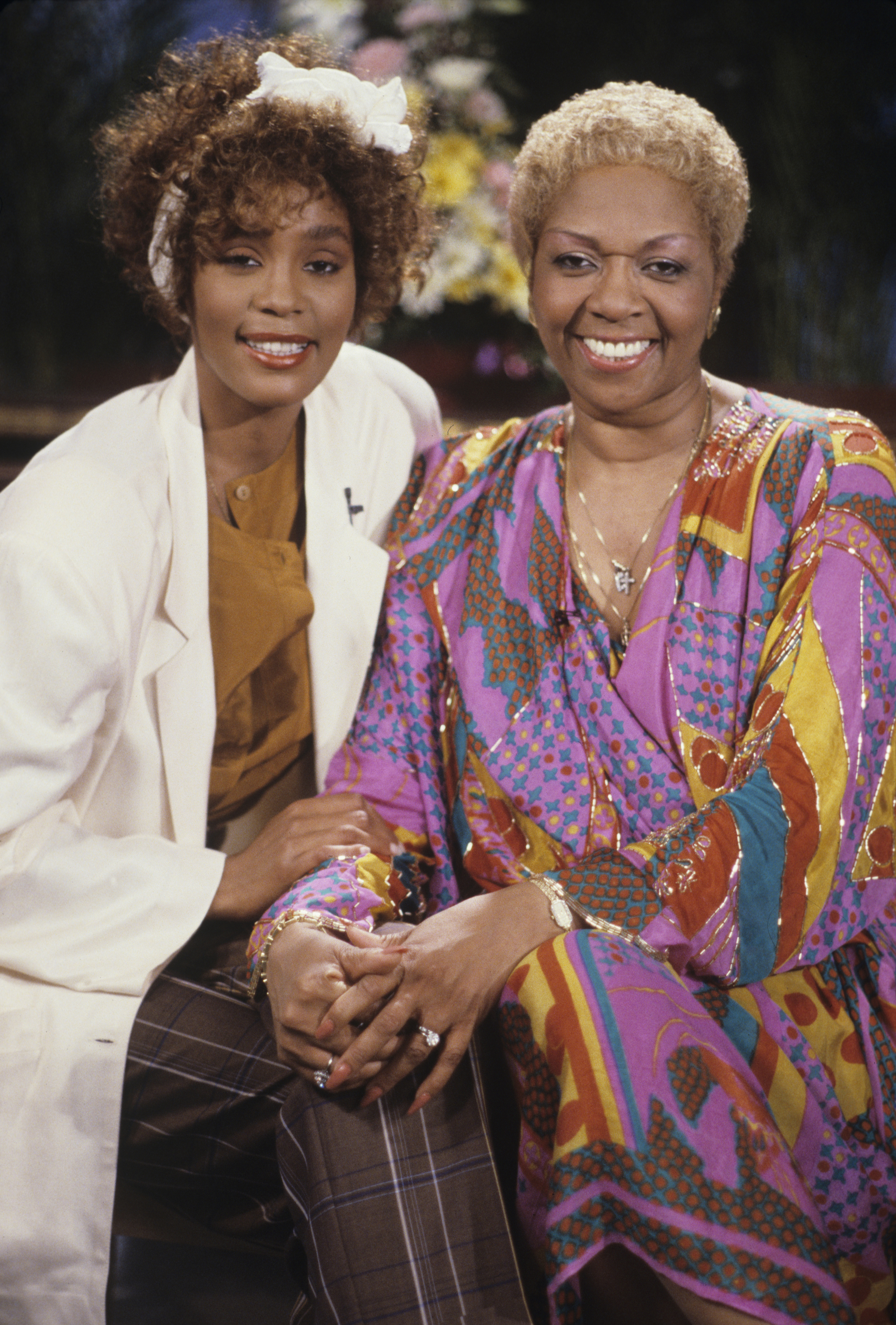 Whitney and Cissy Houston  on the Walt Disney special "Superstars and Their Moms" in 1987 | Source: Getty Images