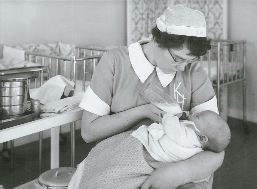Enfermera atendiendo a un bebé. | Imagen: Flickr Enfermera atendiendo a un bebé. | Imagen: Flickr