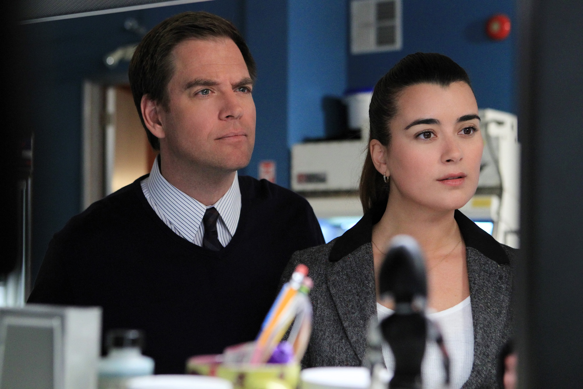 Michael Weatherly and Cote de Pablo filming "NCIS" in 2013. | Source: Getty Images
