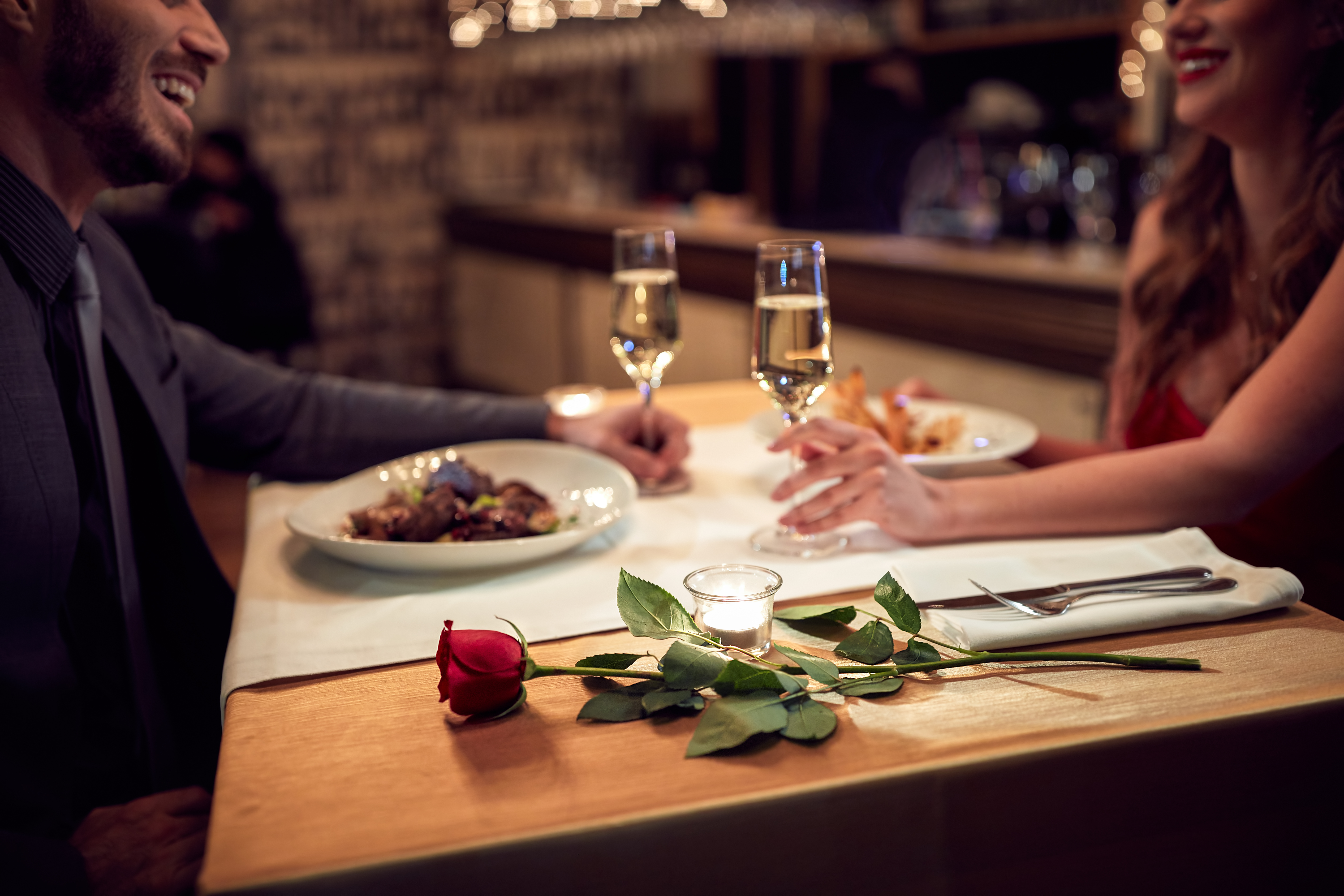 A couple enjoying a romantic dinner | Source: Shutterstock