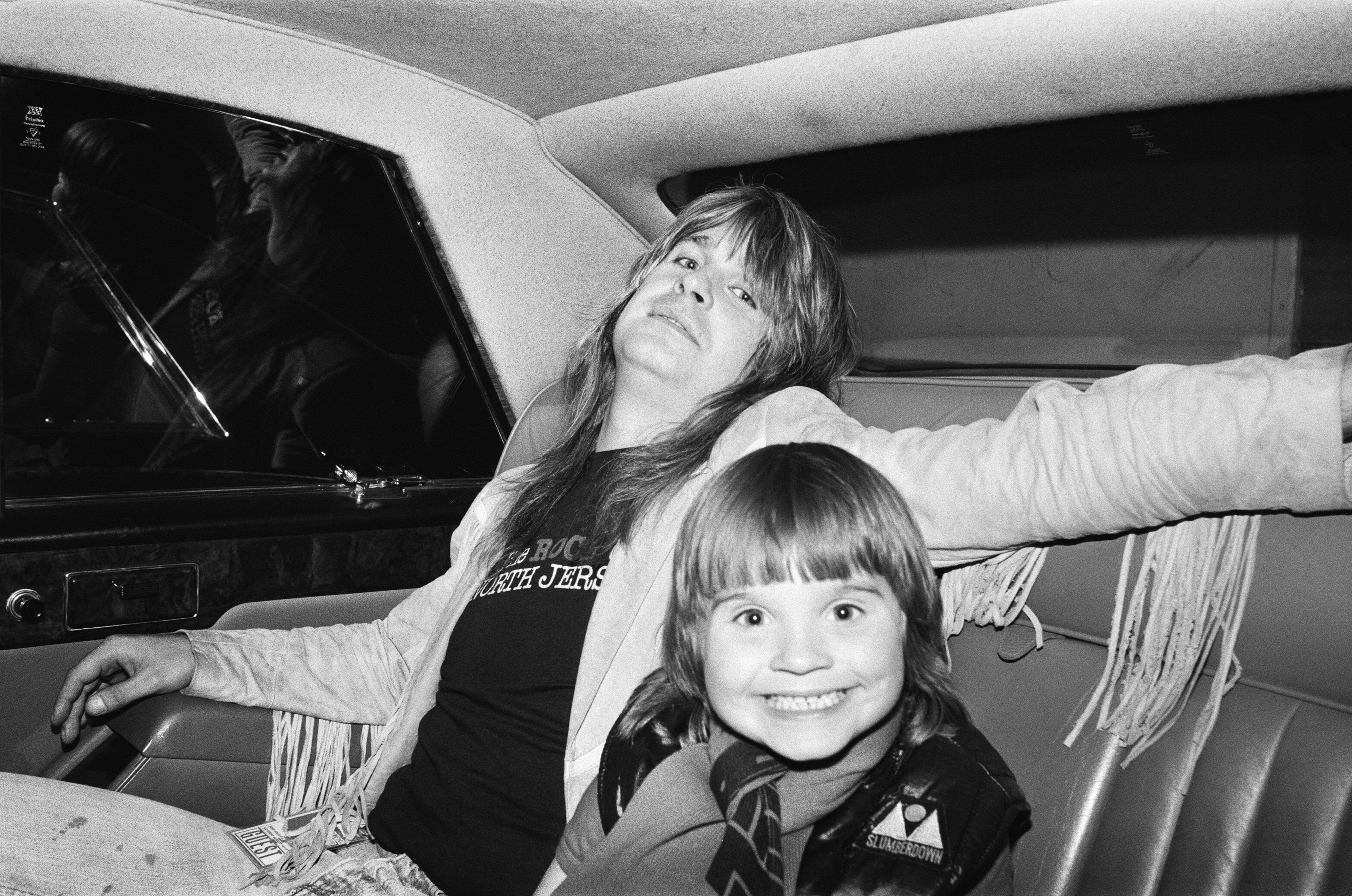 Ozzy Osbourne in a car with Louis Osbourne, on August 3, 1981. | Source: Getty Images