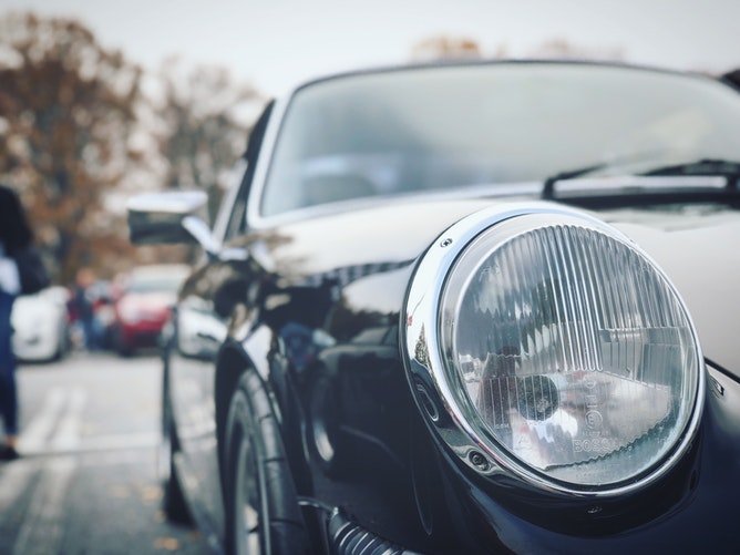 Une voiture qui traverse la rue | Photo : Unsplash Une voiture qui traverse la rue | Photo : Unsplash