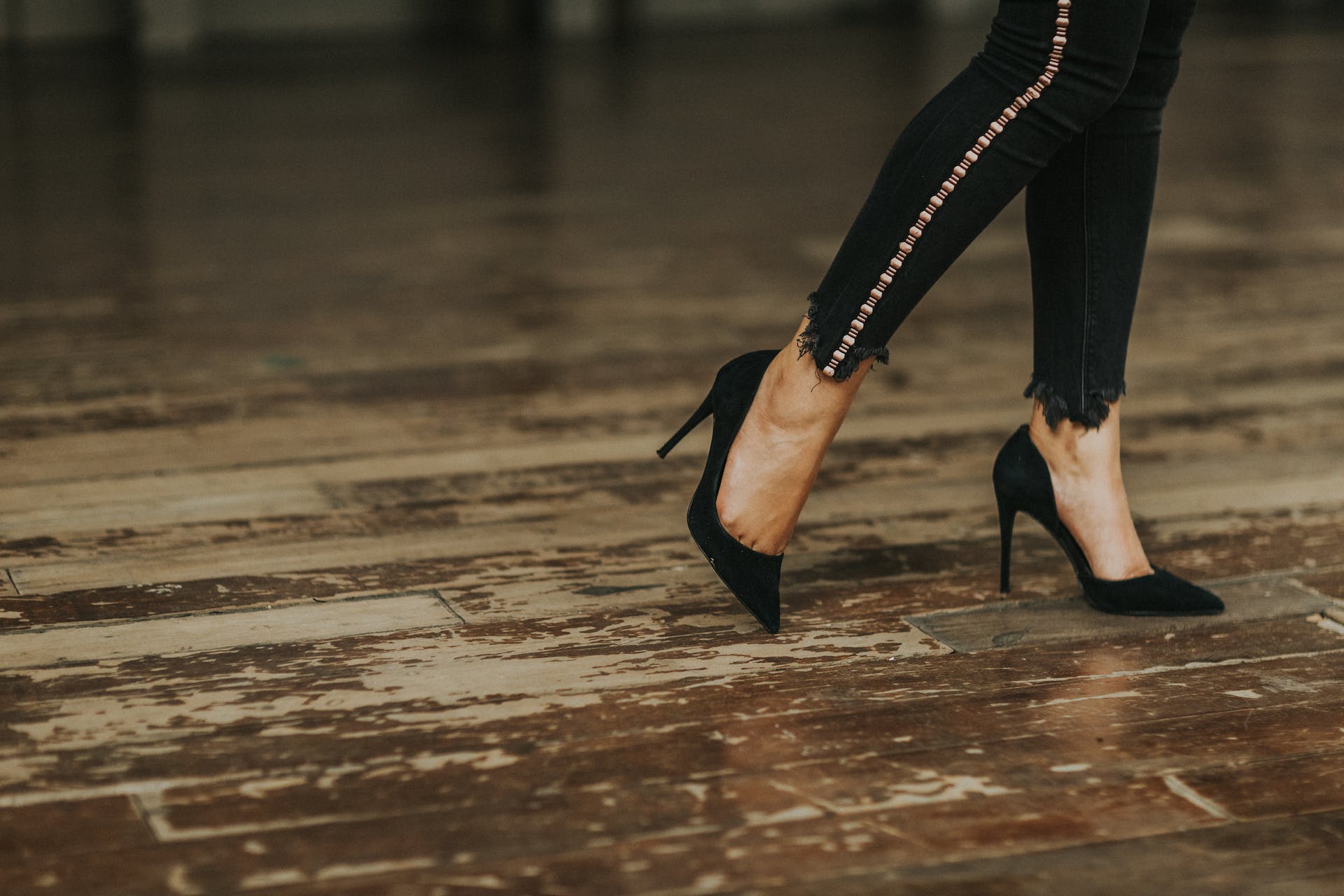 A woman in black heels | Source: Pexels