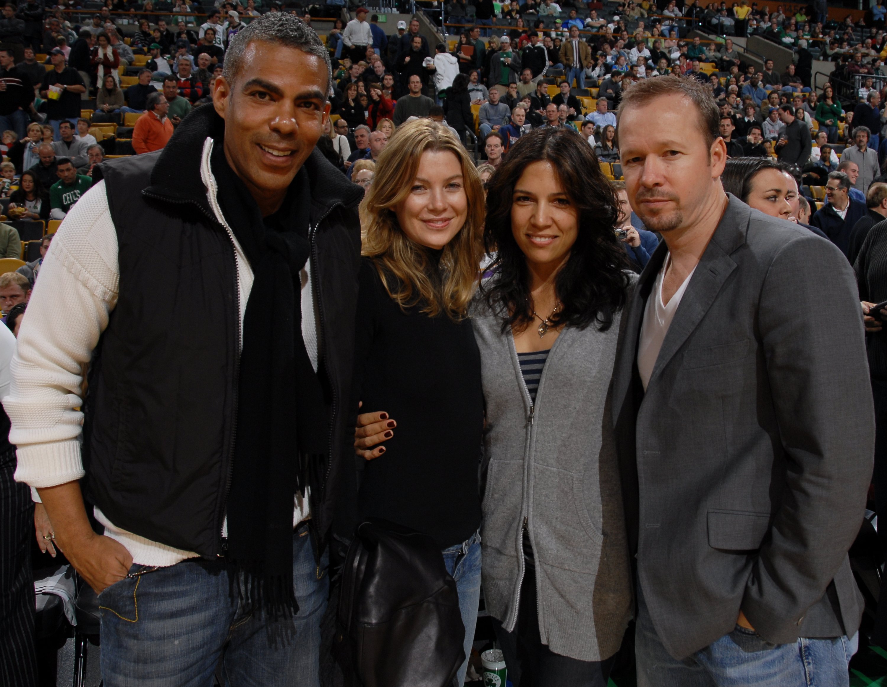 Chris Ivery, Ellen Pompeo, Kimberly Fey, and Donnie Wahlberg at the Boston Celtics game on November 23, 2007, in Boston | Source: Getty Images