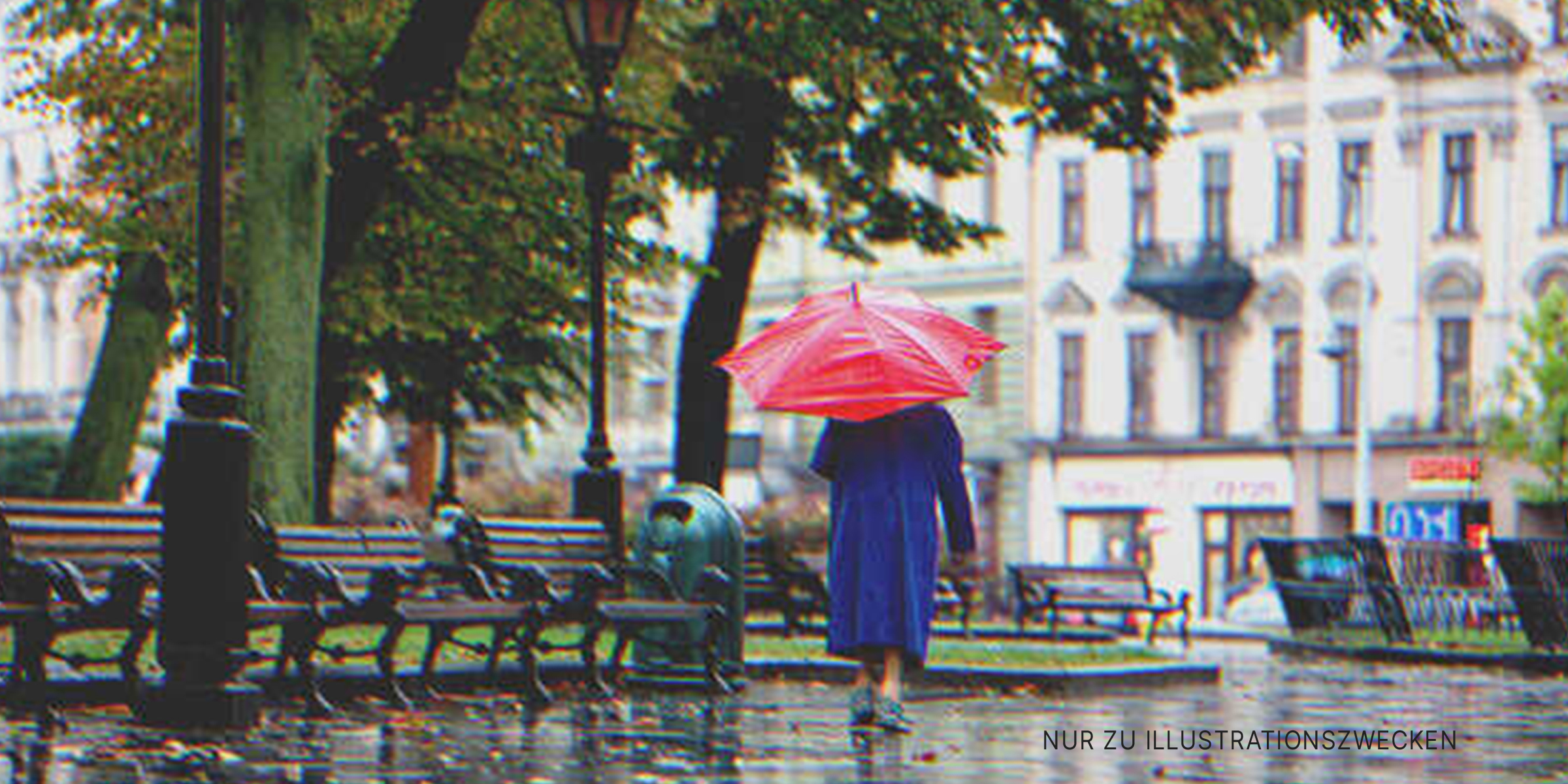 Eine alte Dame mit einem Regenschirm | Quelle: Shutterstock