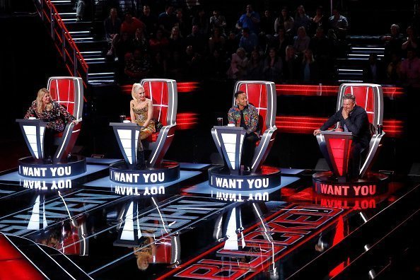 Kelly Clarkson, Gwen Stefani, John Legend, Blake Shelton on set of the voice | Photo: Getty Images