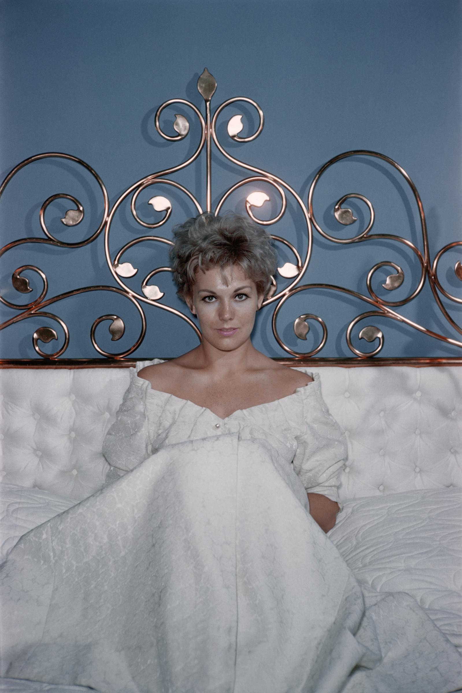 Kim Novak posing for a portrait in her home on November 27, 1958, in Los Angeles, California. | Source: Getty Images