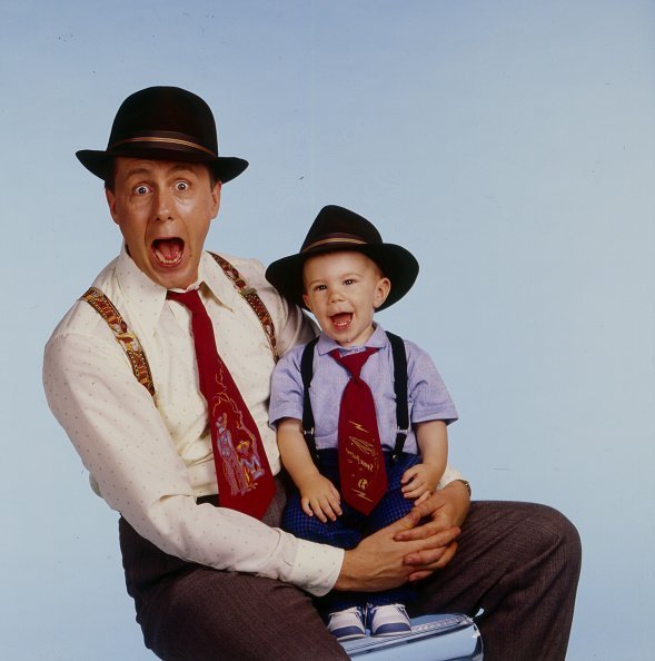 Harry Anderson (1952 - 2018) as he poses, with his son, Dashiell, on his lap | Photo: Getty Images