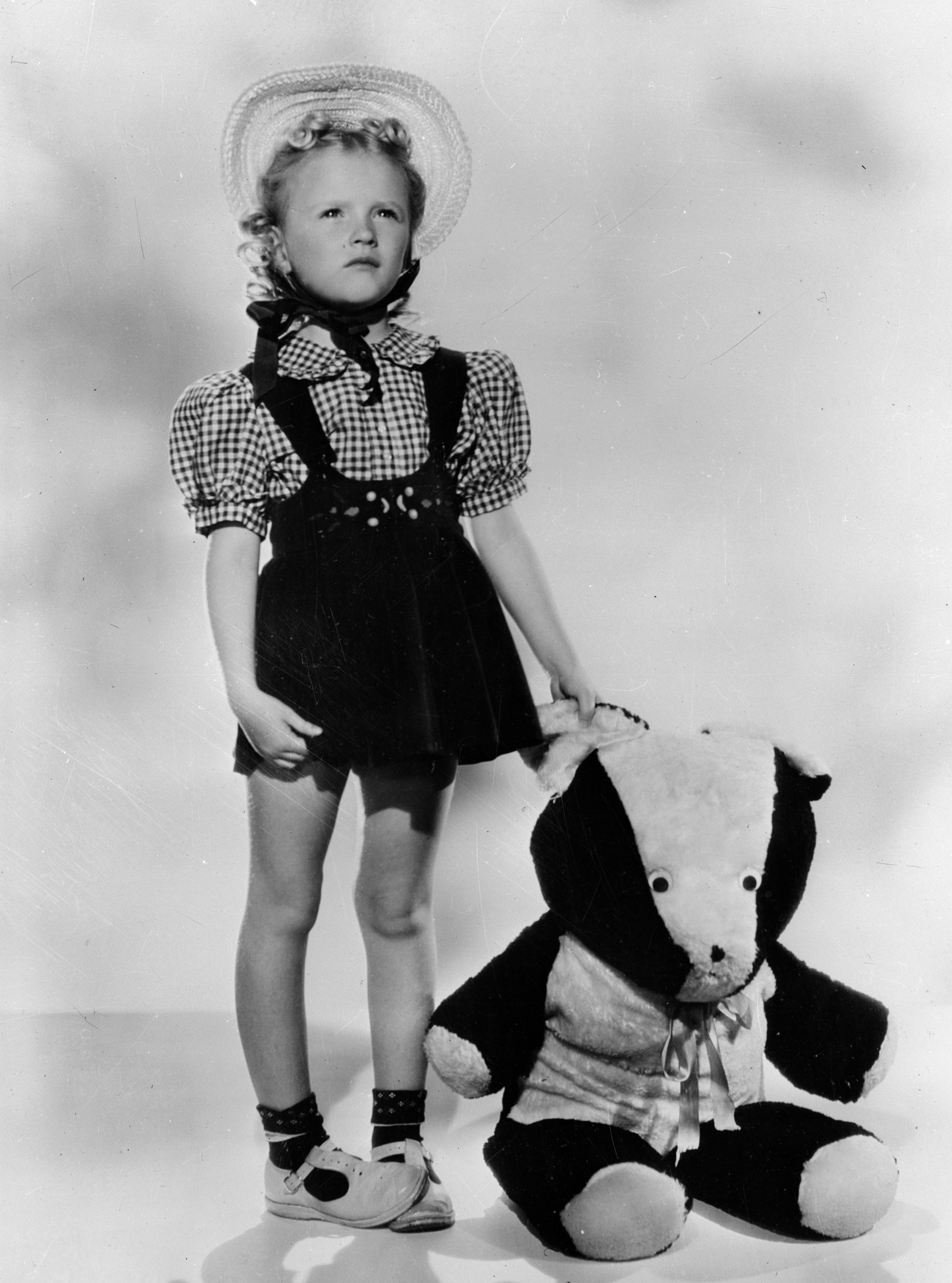 Karolyn Grimes, Haziran 1946'da oyuncak ayıyla siyah beyaz bir fotoğrafta poz veriyor |  Kaynak: Getty Images