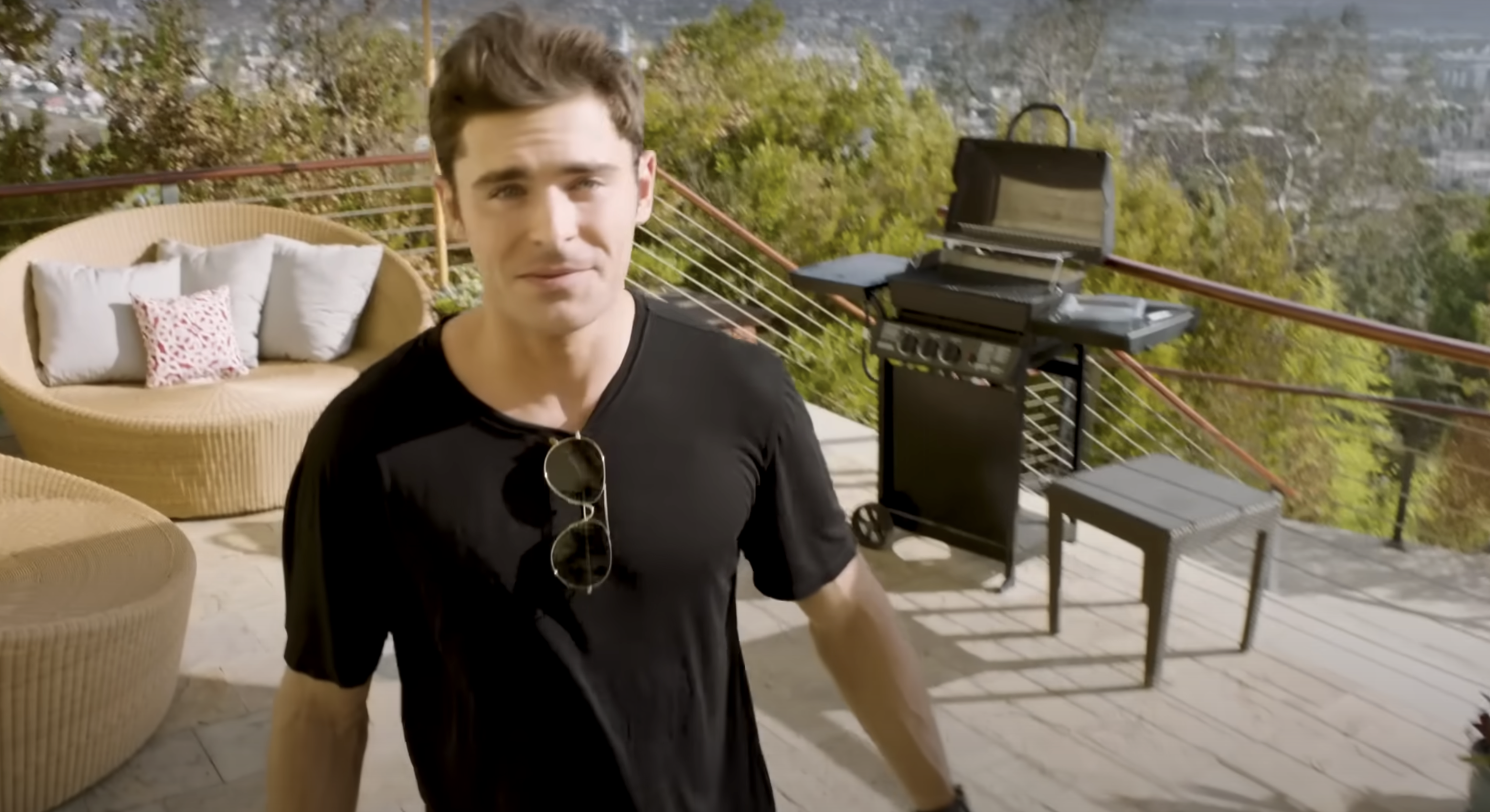 Zac Efron in his LA residence, as seen in a video dated September 27, 2017 | Source: youtube.com/Vogue