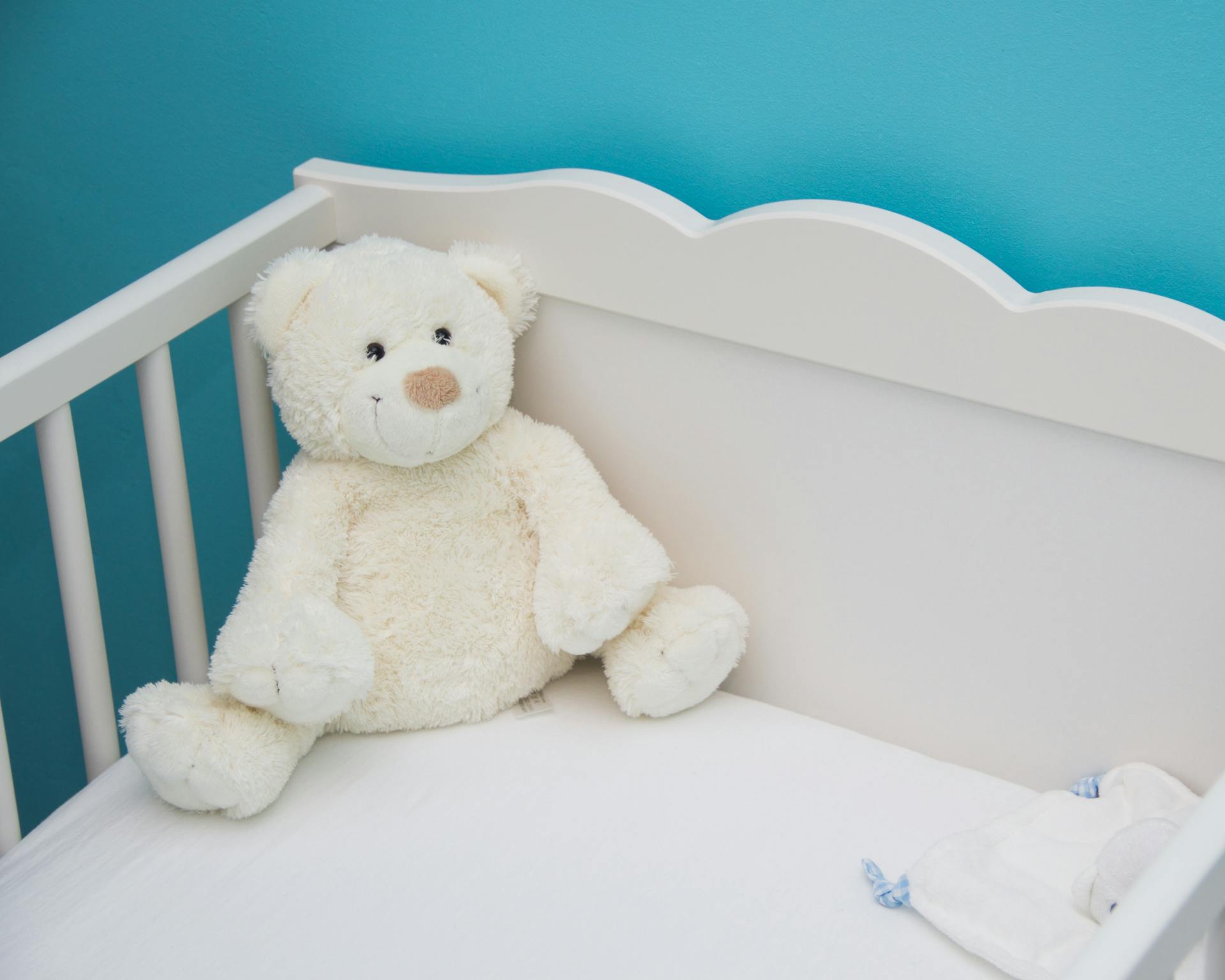 A white bear plush toy in a baby cot | Source: Pexels