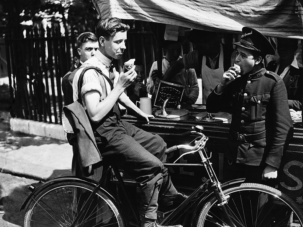 A young cyclist having ice cream during the 1932 heatwave | Source: Getty Images