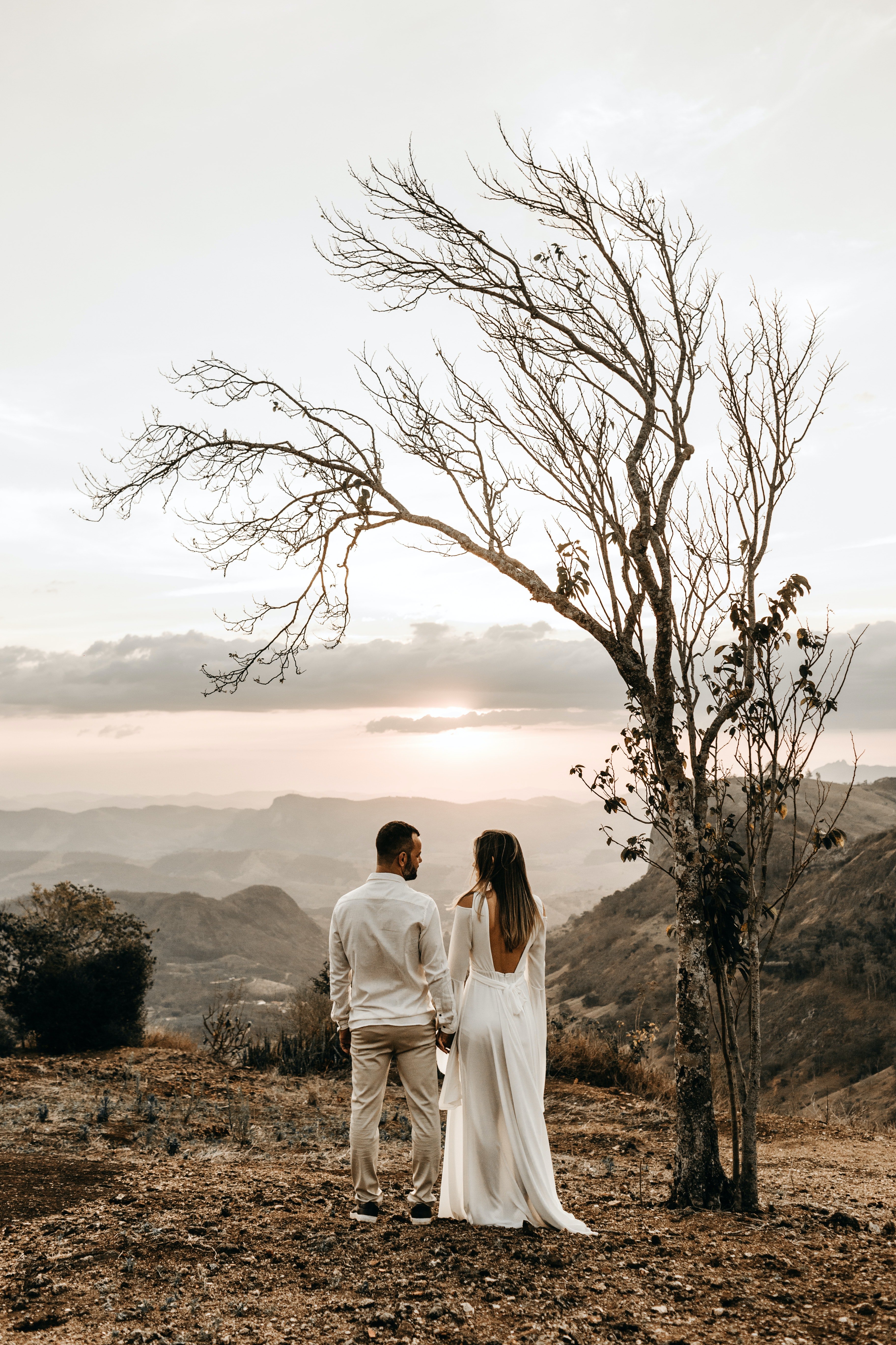Pareja enamorada disfrutando el paisaje. | Foto: Pexels