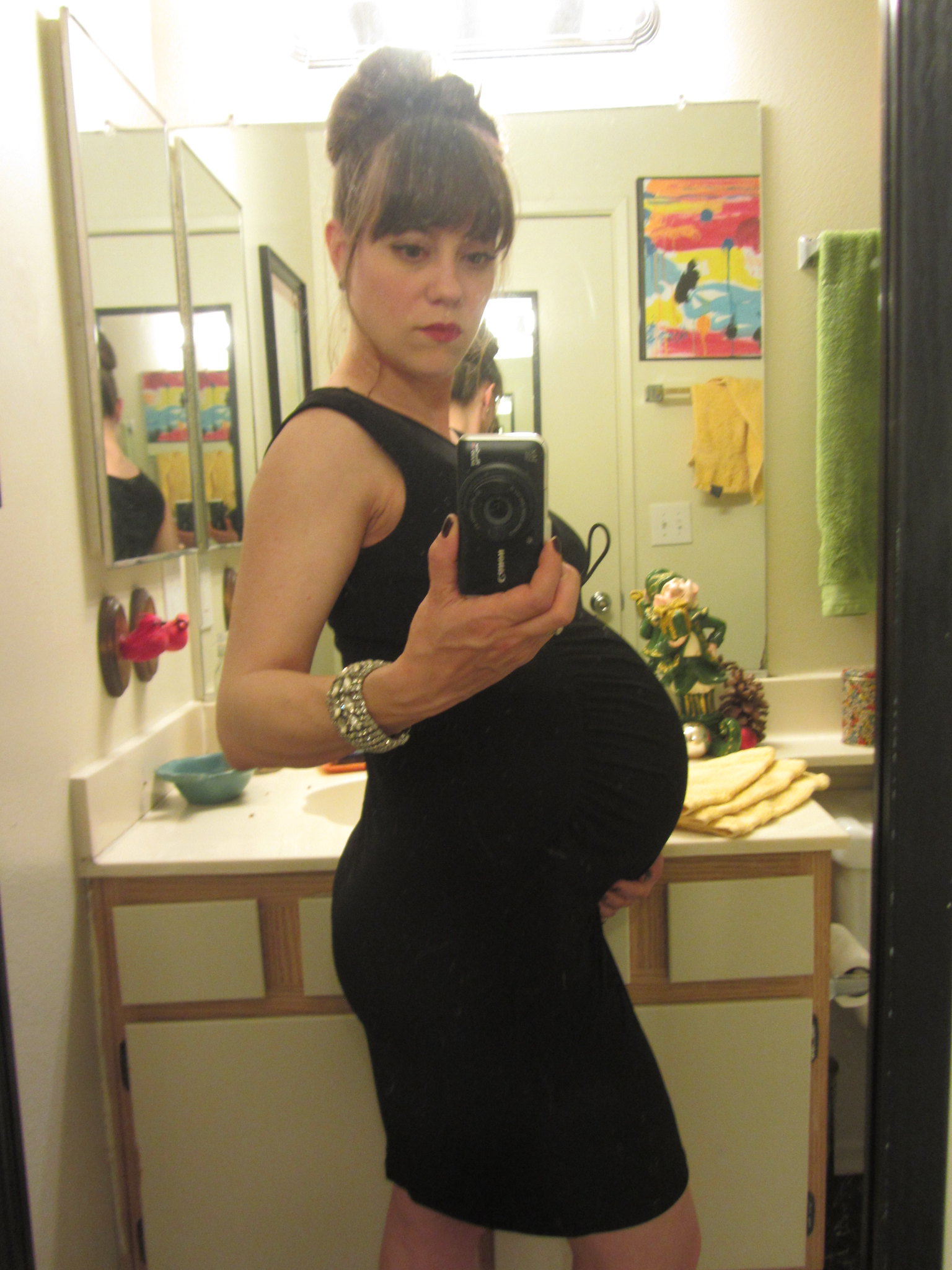 A pregnant woman taking a selfie | Source: Flickr