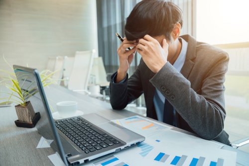 Un homme stressé par son travail | Photo : Shutterstock