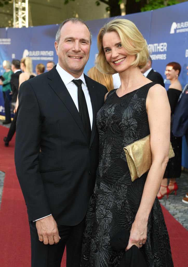 Alexander Hold und seine Frau Pia kommen zum Prinzregententheater, um den bayerischen Fernsehpreis zu erhalten. (Foto von Tobias Hase) | Quelle: picture alliance via Getty Images