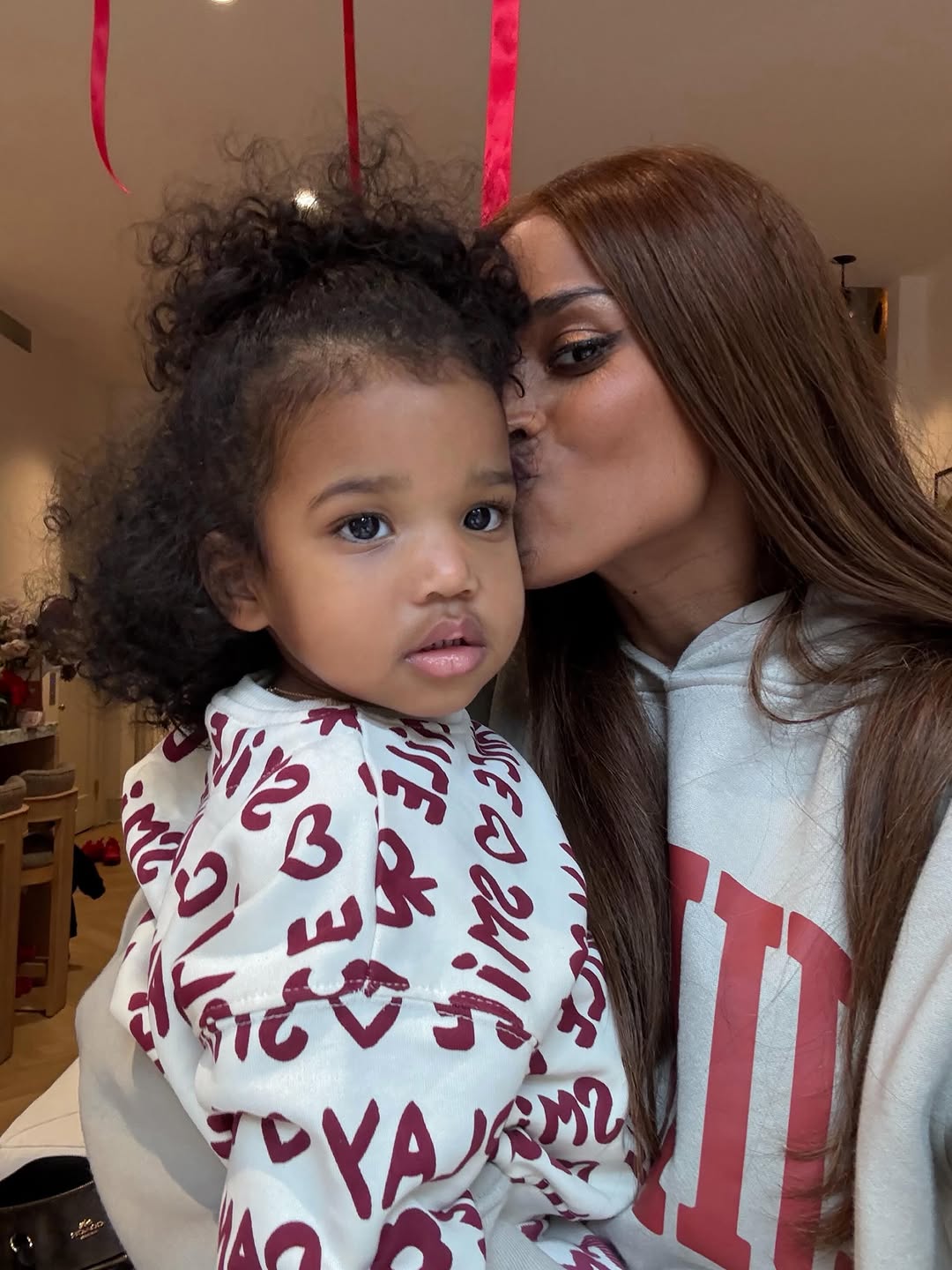 Ciara planting a kiss on Amora Wilson's cheek. | Source: Instagram/ciara