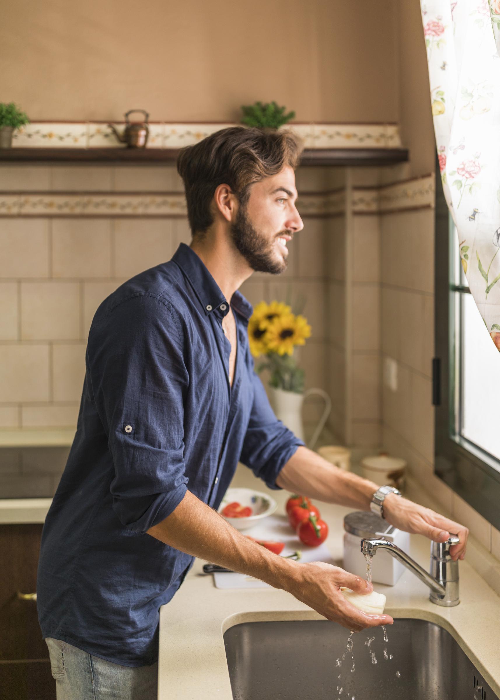 A man washing the dishes | Source: Freepik