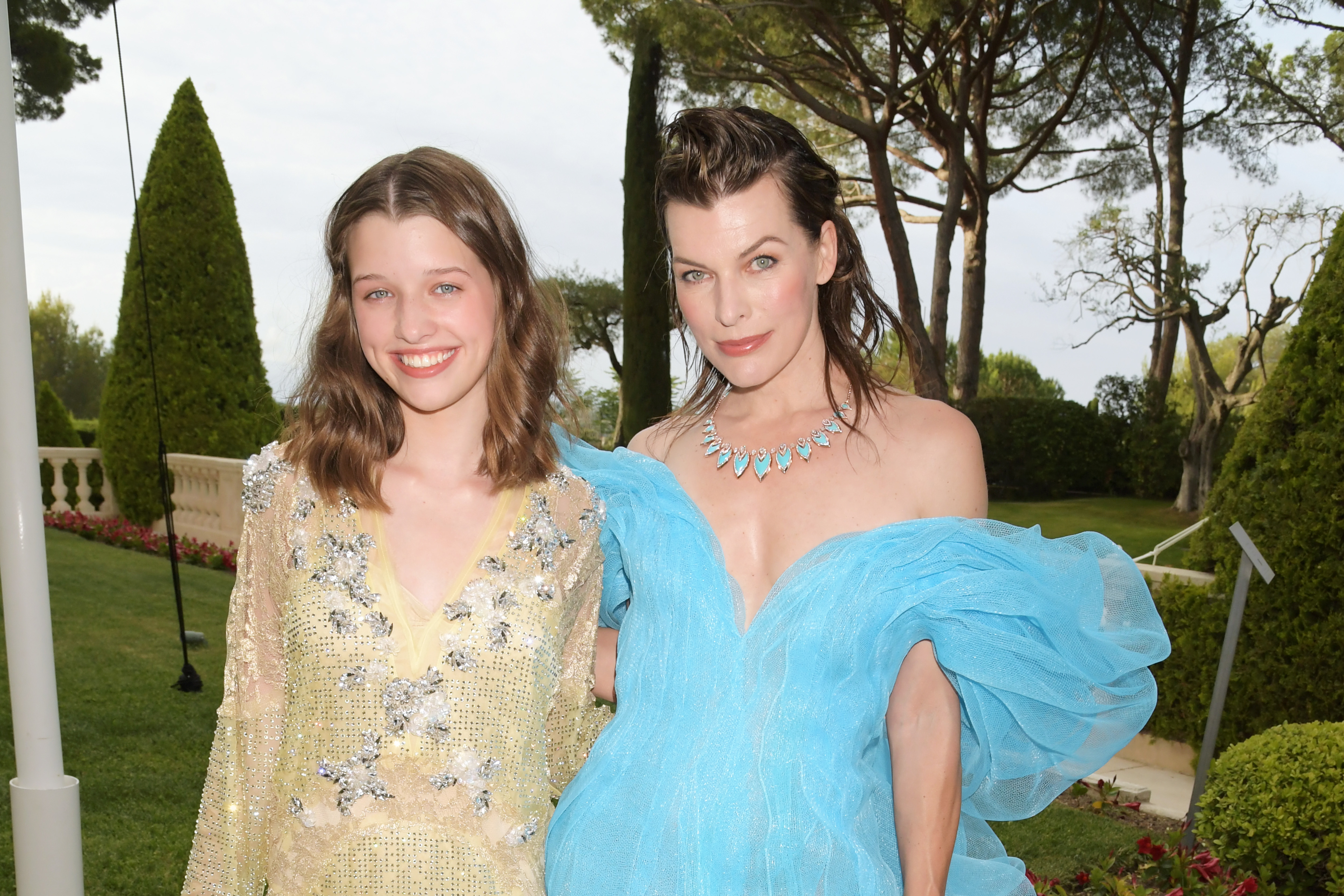 Ever Gabo Anderson and Milla Jovovich attend the amfAR Gala Cannes 2022 on May 26, 2022 in Cap d'Antibes, Côte d'Azur | Source: Getty Images