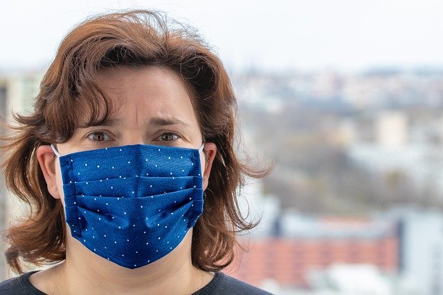 Mujer usando mascarilla, con aparente gesto de preocupación. | Foto: Pixabay