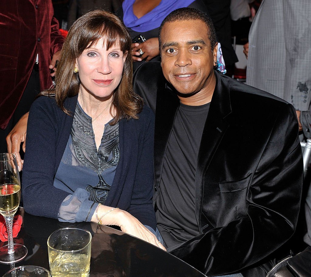 Sale Johnson (L) and sportscaster Ahmad Rashad attend the Exclusive FABULOUS 23 Dinner hosted by Jordan Brand during All-Star Weekend | Photo: Getty Images