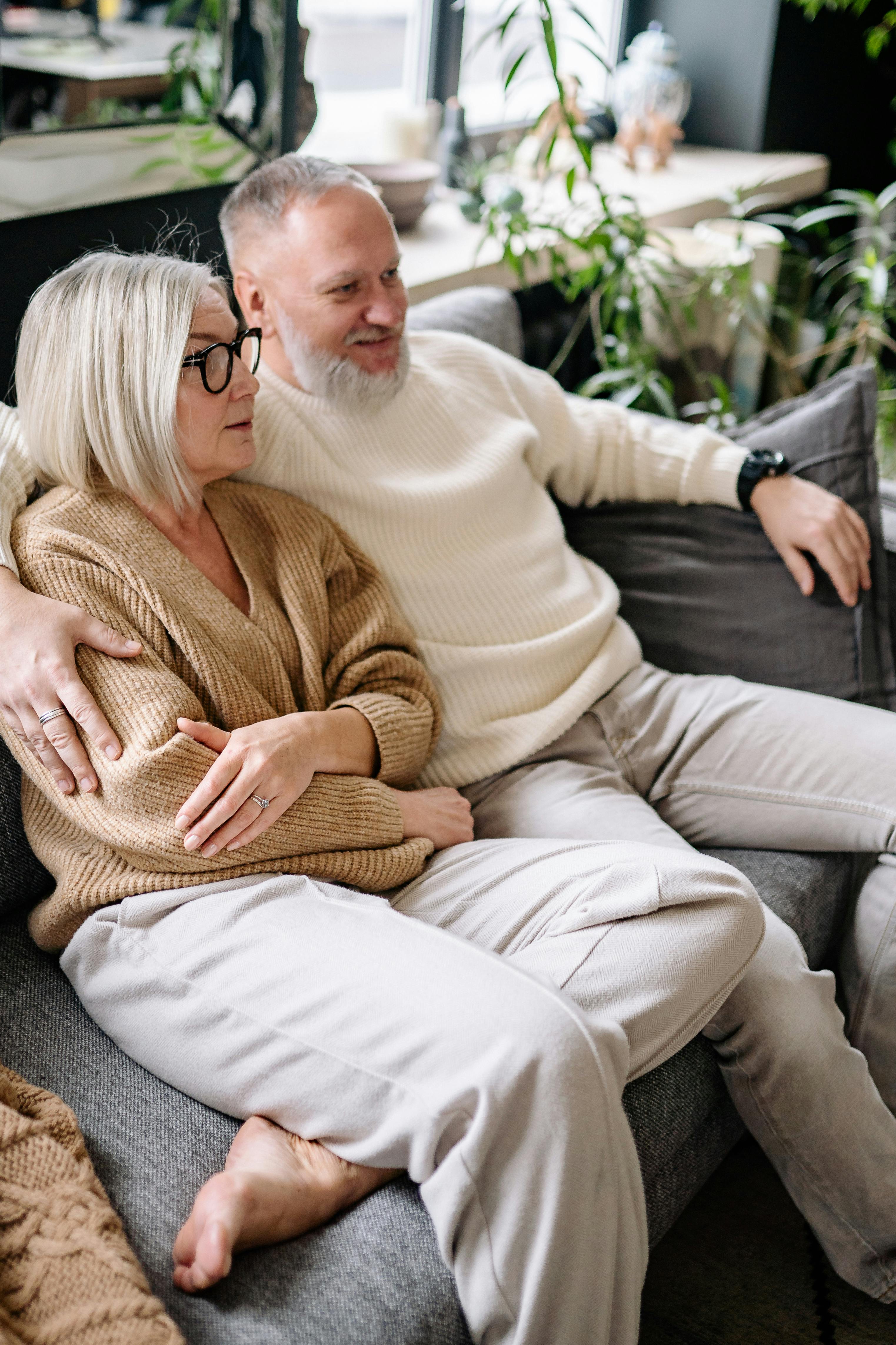 A couple sitting together | Source: Pexels