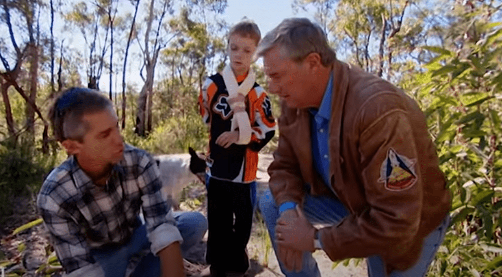 David Moon y su hijo mostrando en un video el camino donde tuvieron el accidente. | Foto YouTube/60 Minutes Australia