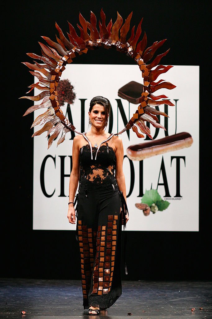Karine Ferri au Salon du Chocolat en 2008. l Source : Getty Images Karine Ferri au Salon du Chocolat en 2008. l Source : Getty Images
