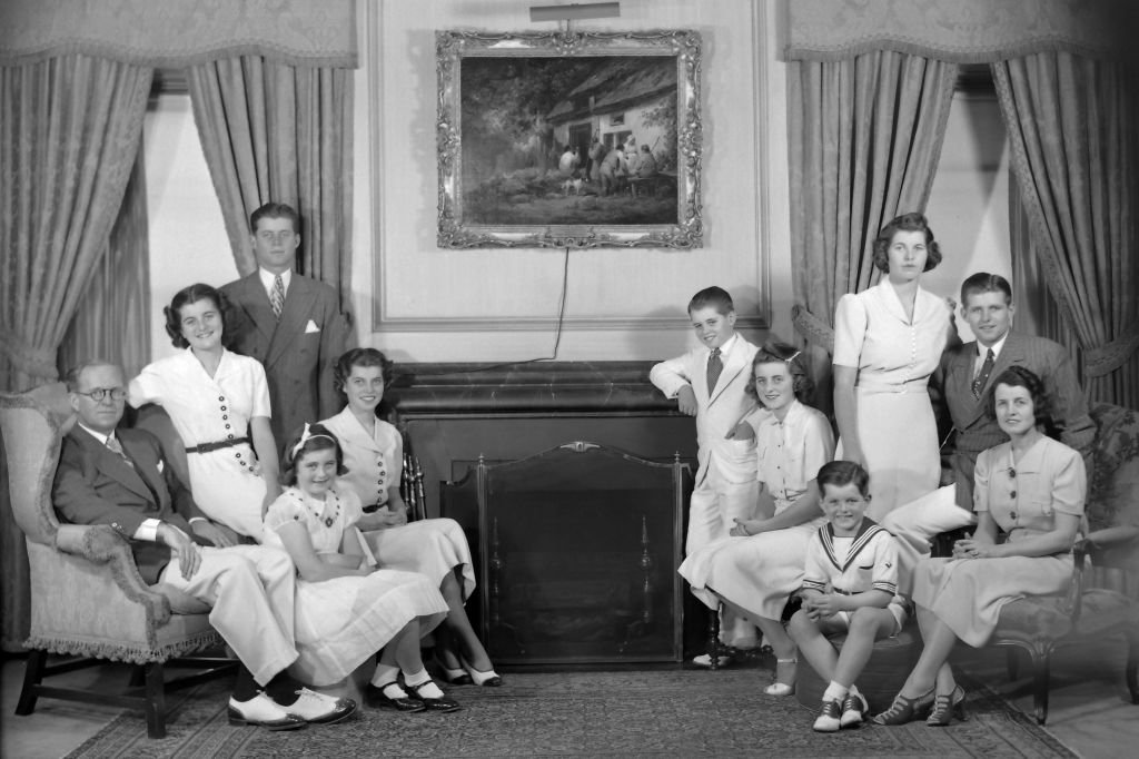A portrait of the Kennedy family in their living room, Bronxville, New York, 1938. | Photo: Getty Images