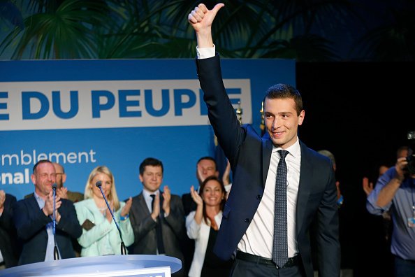 Jordan Bardella salue les projections de résultats des élections du Parlement européen. |Photo : Getty Images