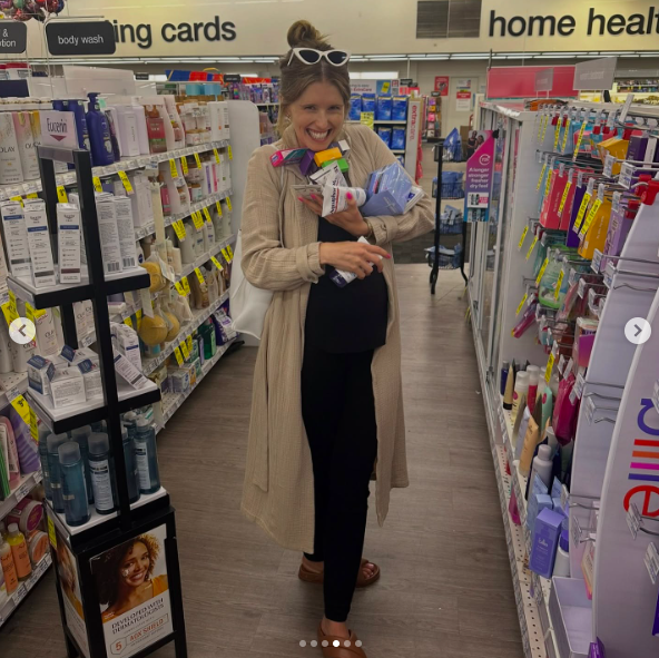 Katherine Schwarzenegger holding an array of items in her hands. | Source: Instagram/prattprattpratt