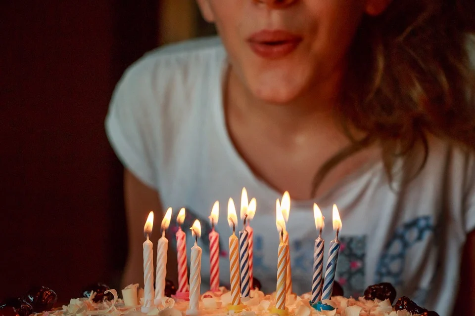 Mujer soplando velas de cumpleaños.  | Foto: Pixabay