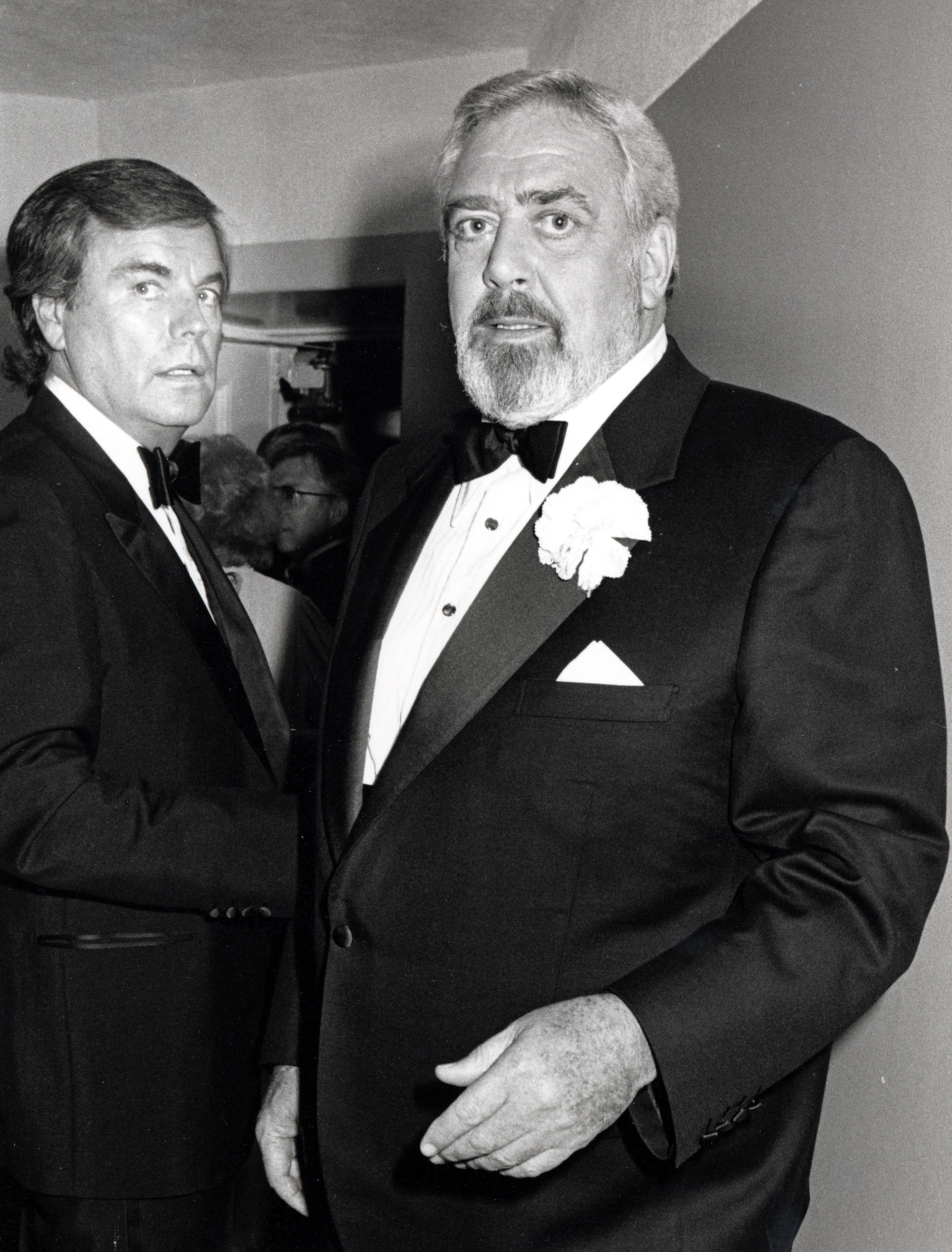 Robert Wagner and Raymond Burr at Pasadena Civic Auditorium in Pasadena, California, United States, 1986 | Source: Getty Images