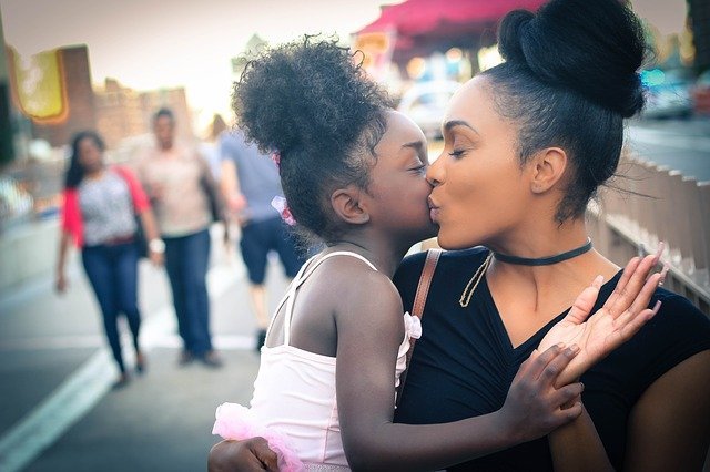 Gesto de amor entre madre e hija. │ Foto: Pixabay