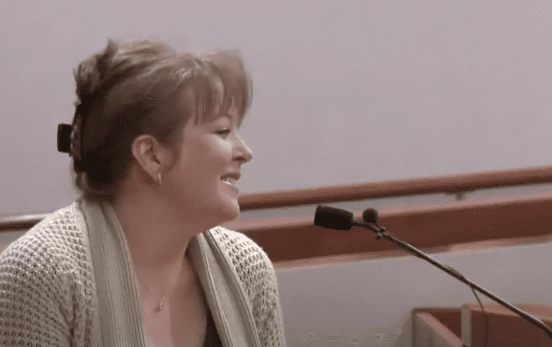 Una mujer que estuvo en cuidado de crianza durante años le dice a un juez por qué ahora está adoptando a seis niños | Foto: YouTube/WISN 12 News