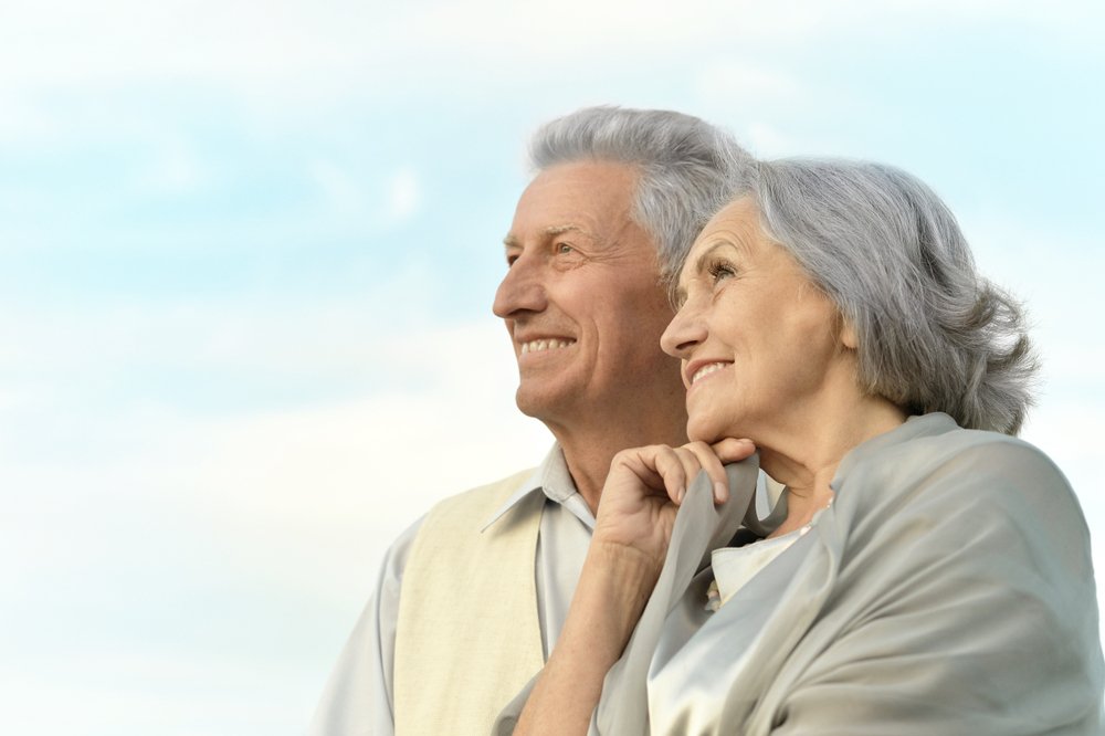 Elderly couple gazing at the sky | Photo: Shutterstock