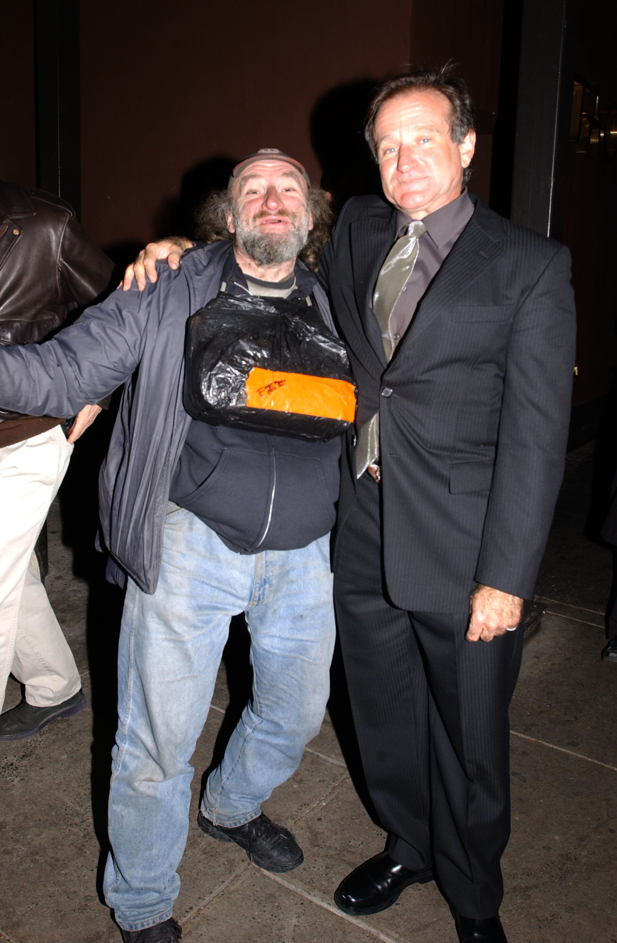 "Radio Man" poses with actor Robin Williams (R) on December 12, 2002, in New York City | Source: Getty Images