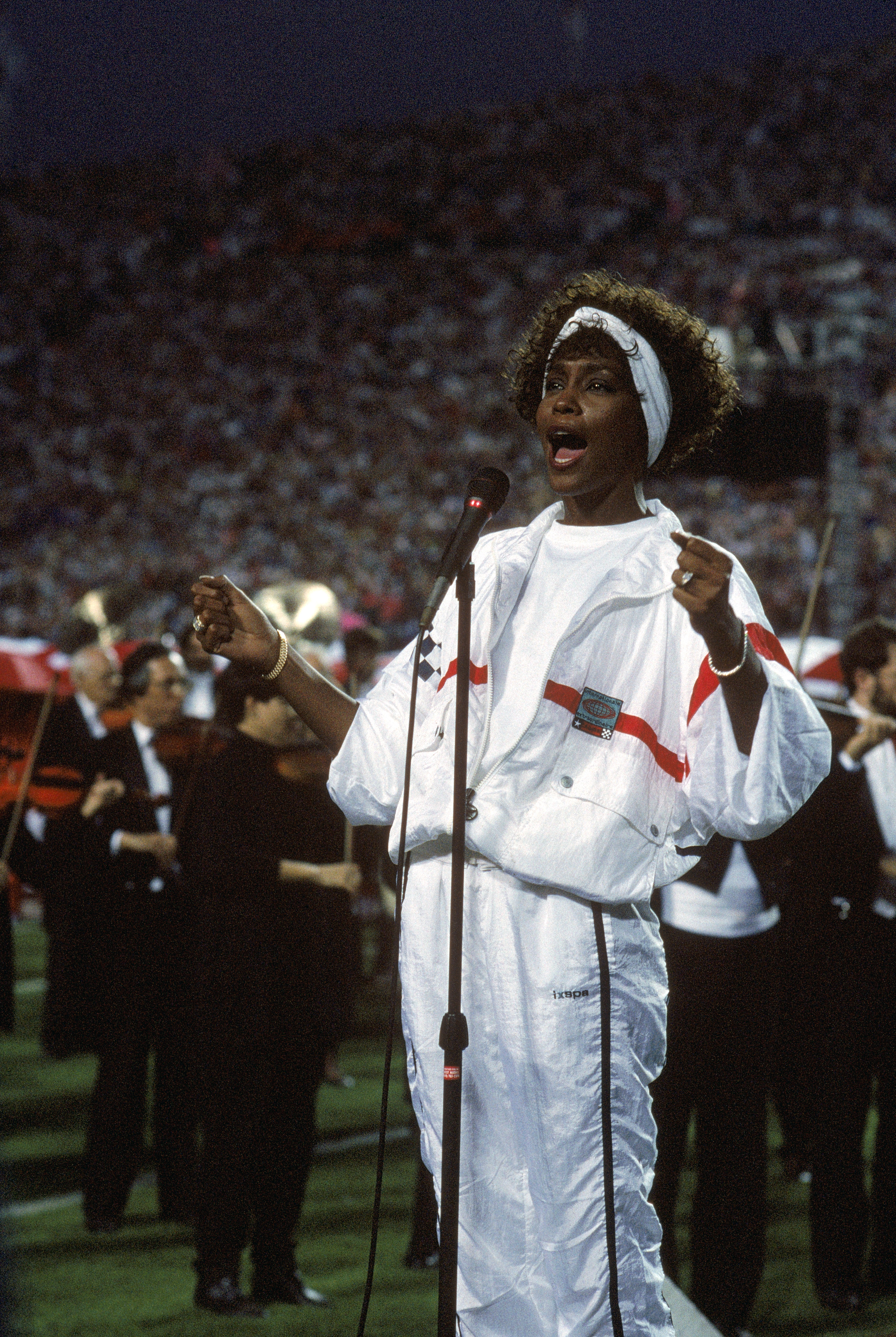 Whitney Houston sings the National Anthem before the game between the New York Giants and the Buffalo Bills prior to Super Bowl XXV. | Source: Getty Images