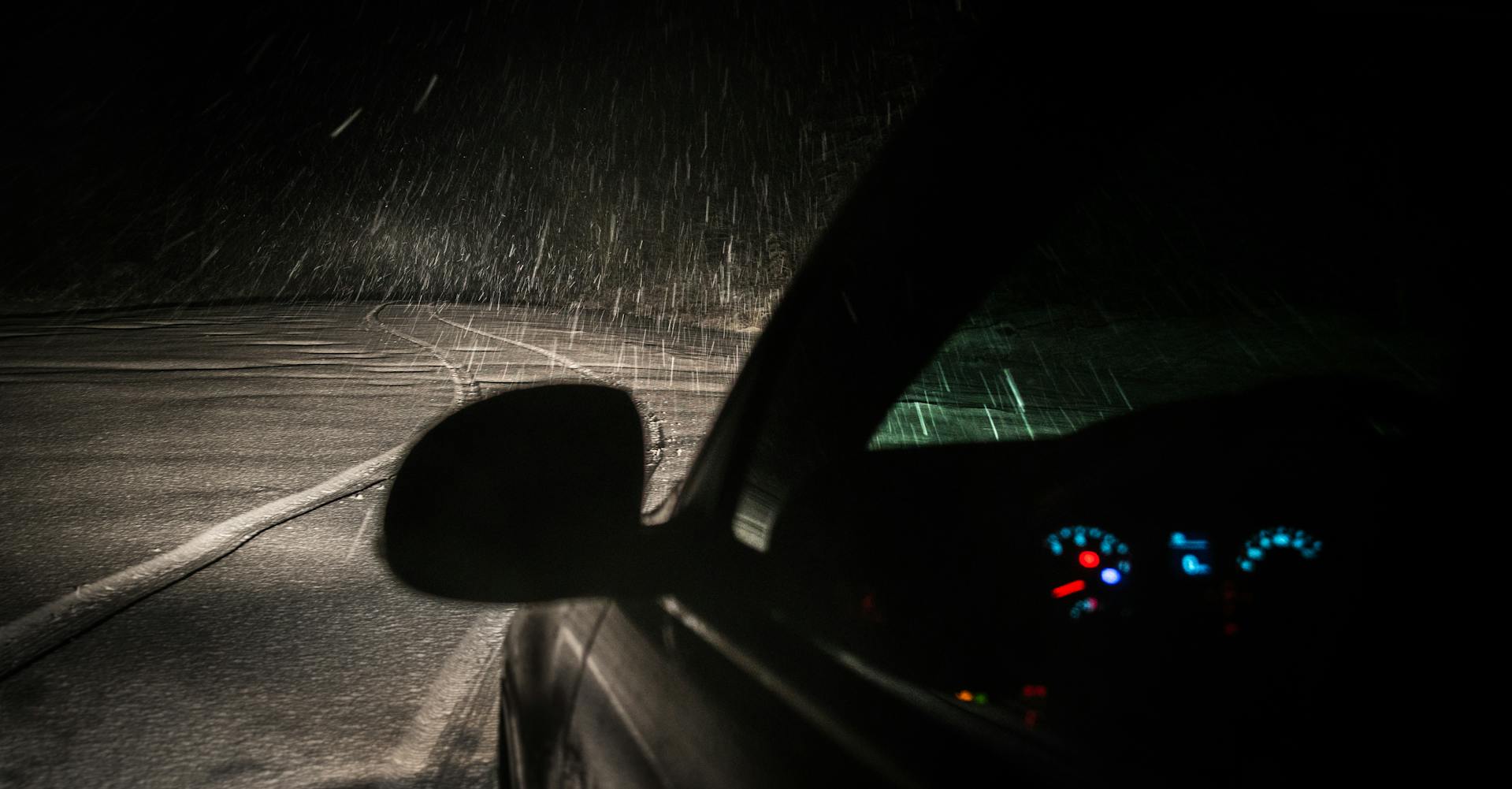 A car on an empty road on a rainy night | Source: Pexels