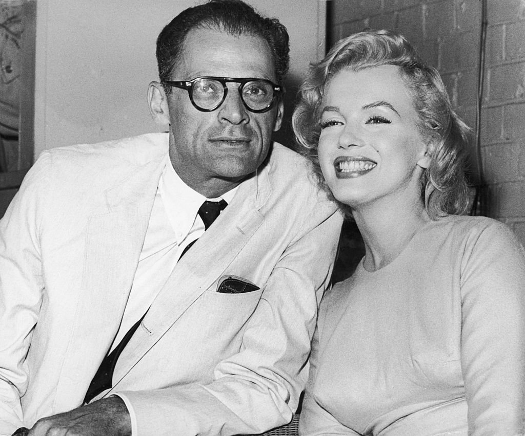 Marilyn Monroe con su esposo Arthur Miller, en el aeropuerto de Londres, el 14 de julio de 1956.| Foto: Getty Images Marilyn Monroe con su esposo Arthur Miller, en el aeropuerto de Londres, el 14 de julio de 1956.| Foto: Getty Images